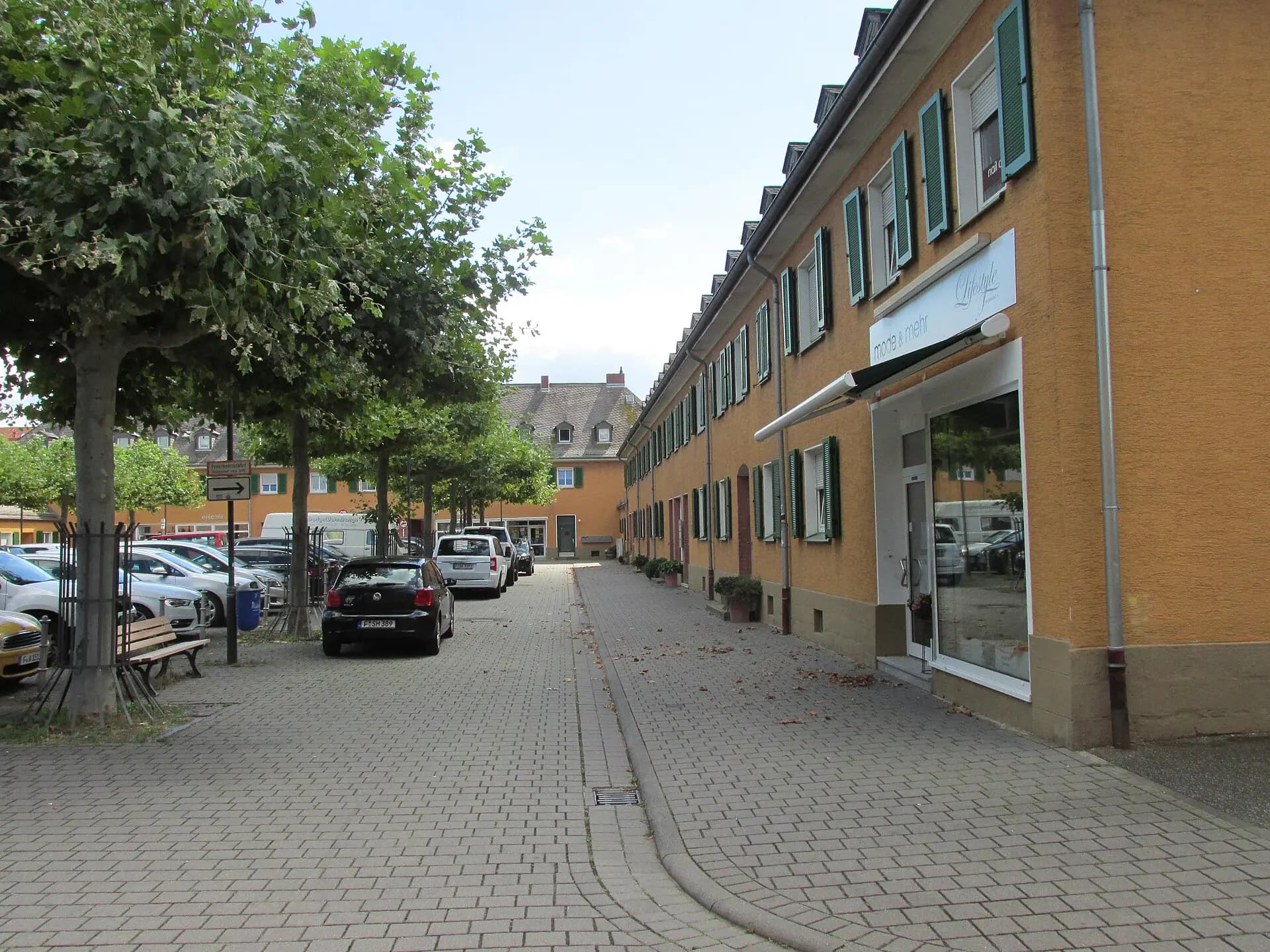 Ladenzeile am Neumarkt in Frankfurt-Nied