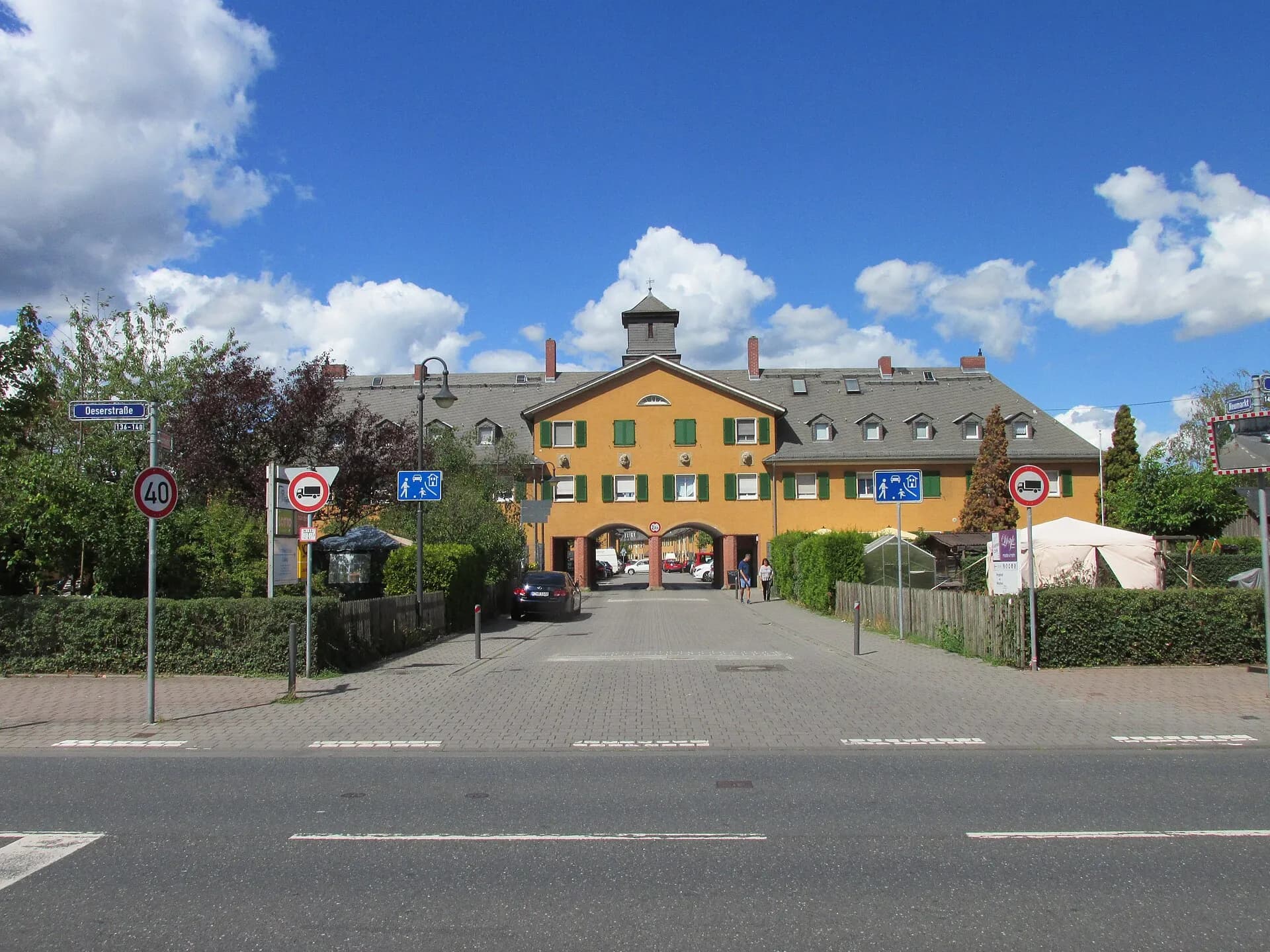 Platz am Neumarkt in Frankfurt-Nied
