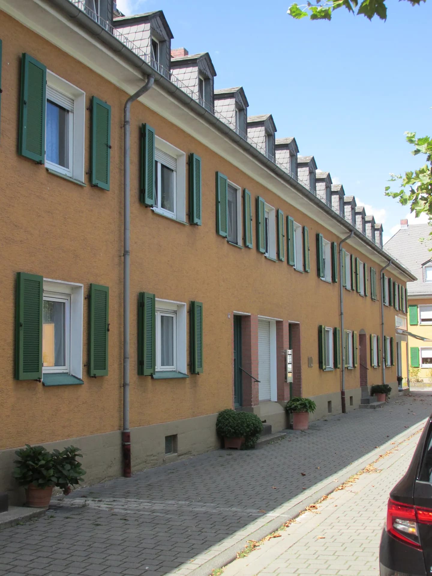 Straßenzug am Neumarkt in Frankfurt-Nied