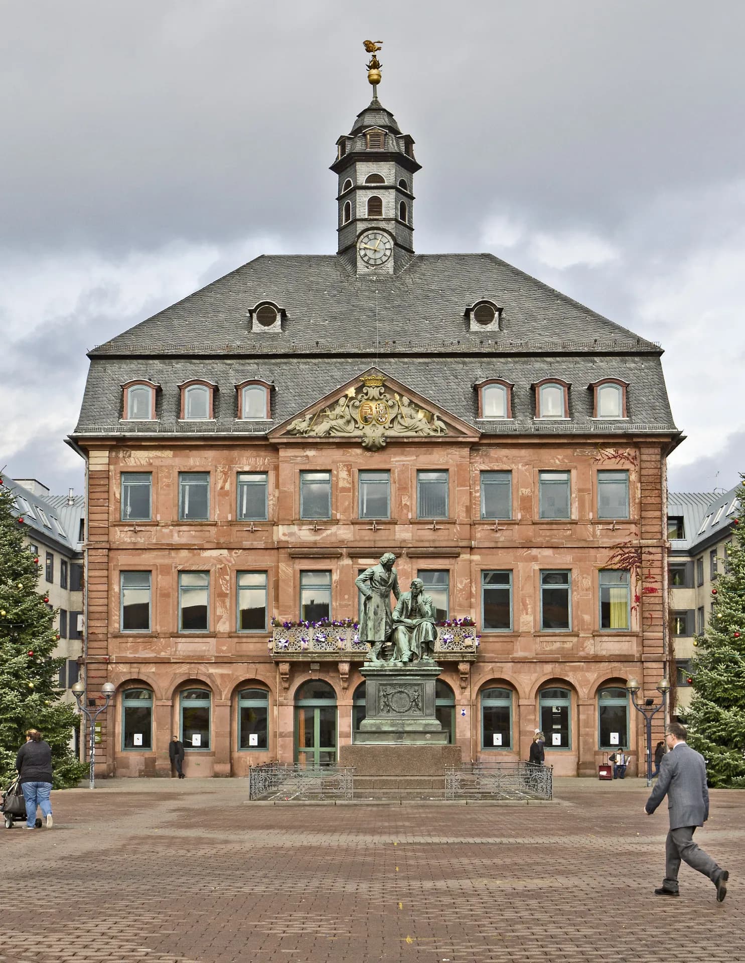 Neustädter Rathaus mit Brüder-Grimm-Nationaldenkmal von vorn in Hanau