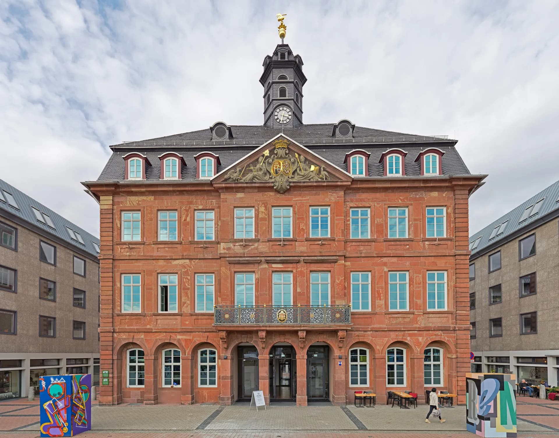 Barockfassade des Neustädter Rathauses in Hanau