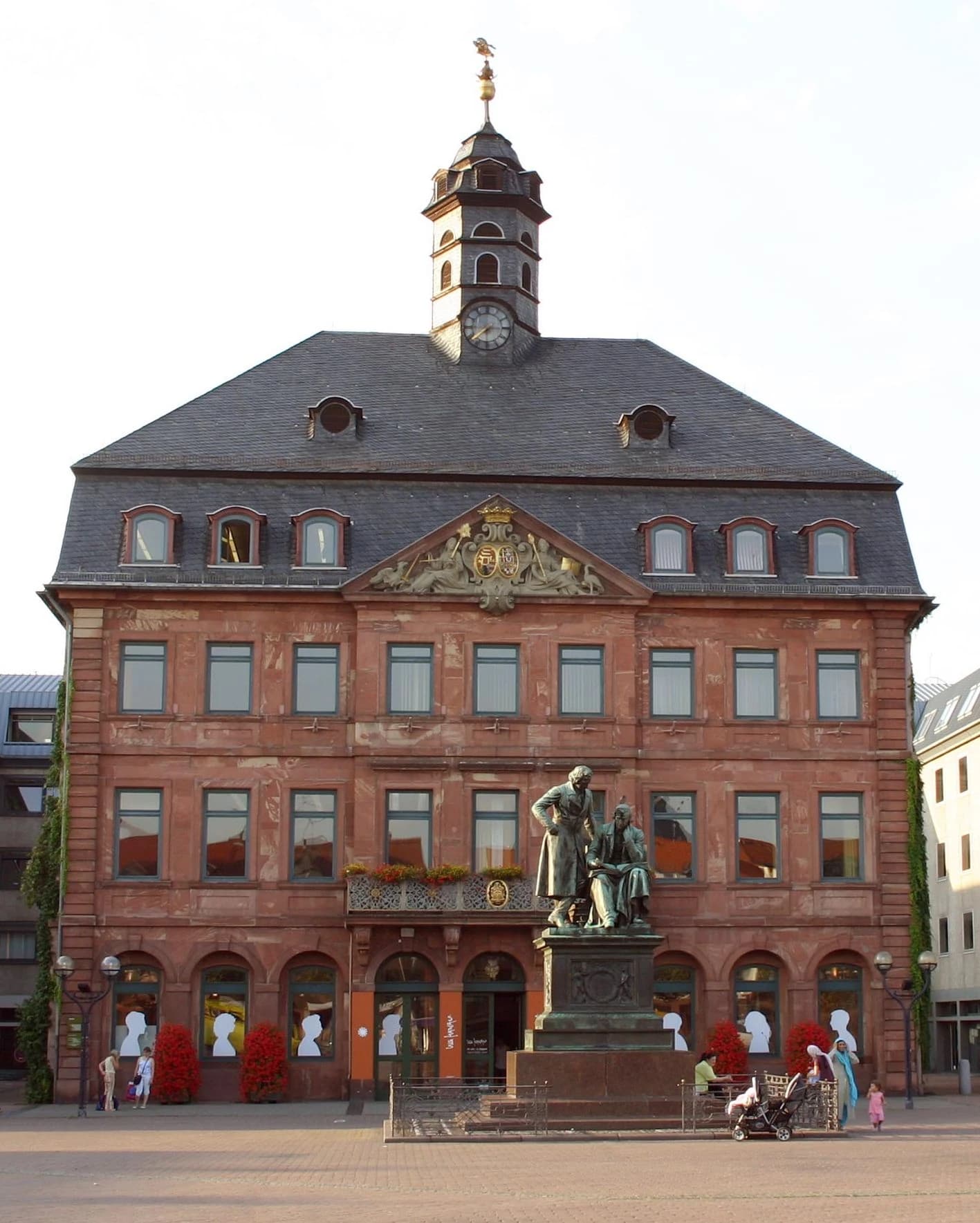 Brüder-Grimm-Nationaldenkmal vor dem Neustädter Rathaus in Hanau