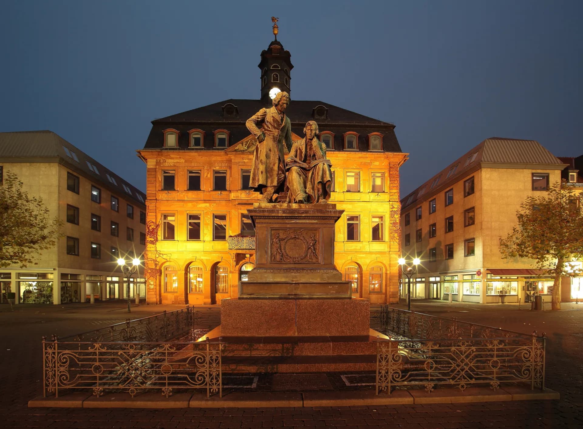 Beleuchtetes Neustädter Rathaus bei Nacht in Hanau