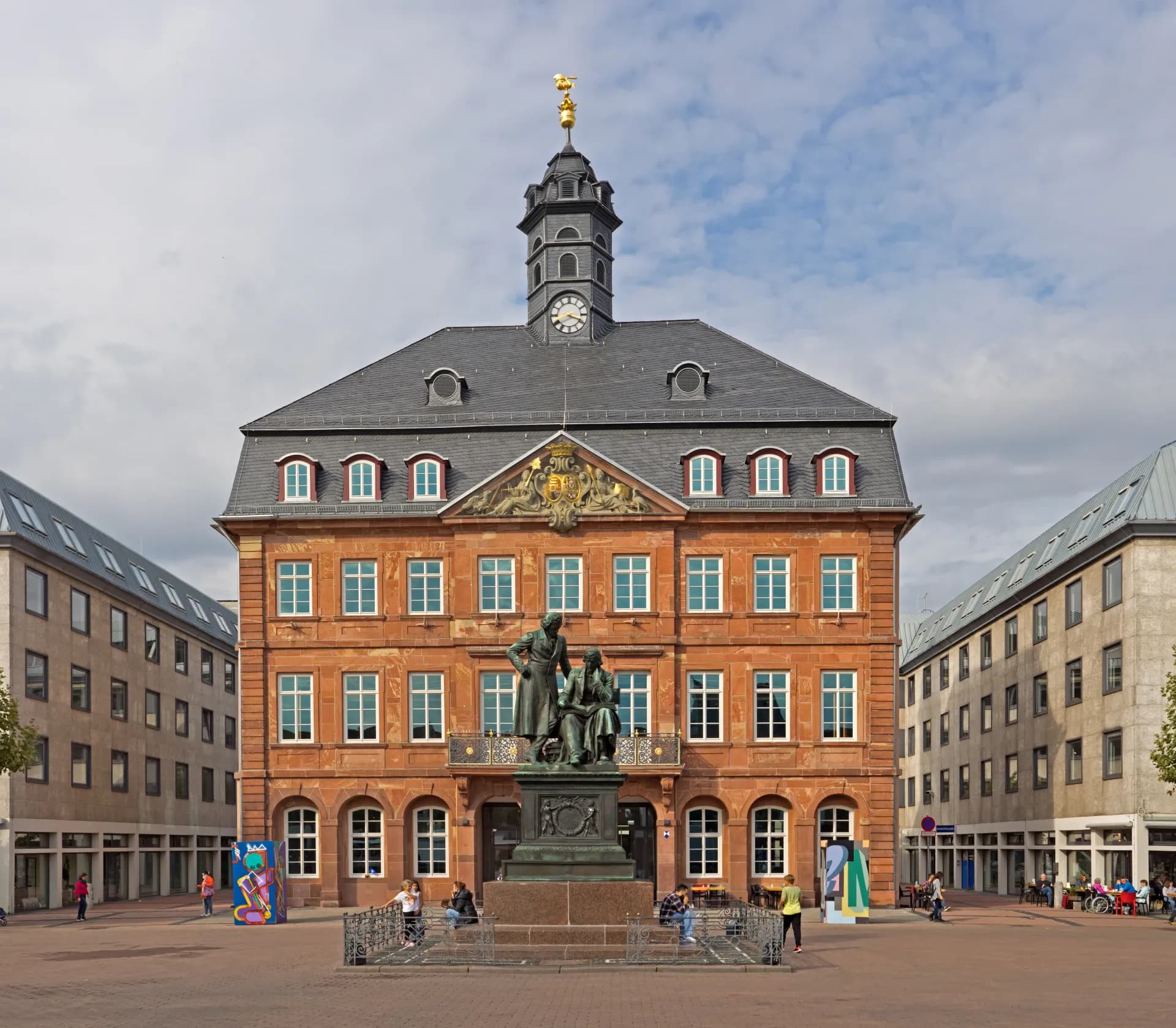 Neustädter Rathaus mit Brüder-Grimm-Denkmal am Marktplatz in Hanau