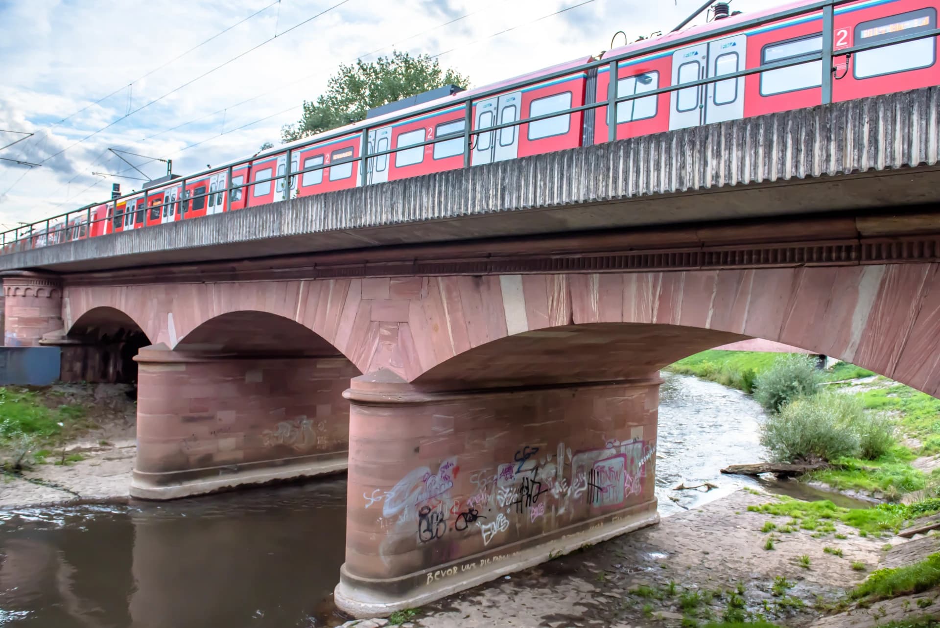 S-Bahn auf der Nidda-Brücke der Main-Weser-Bahn in Bad Vilbel
