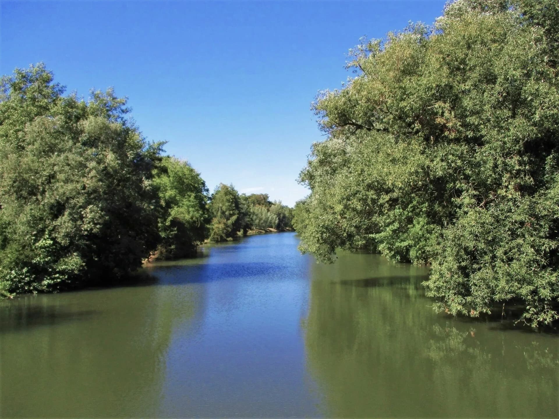 Flusslauf der Nidda in Frankfurt Hausen