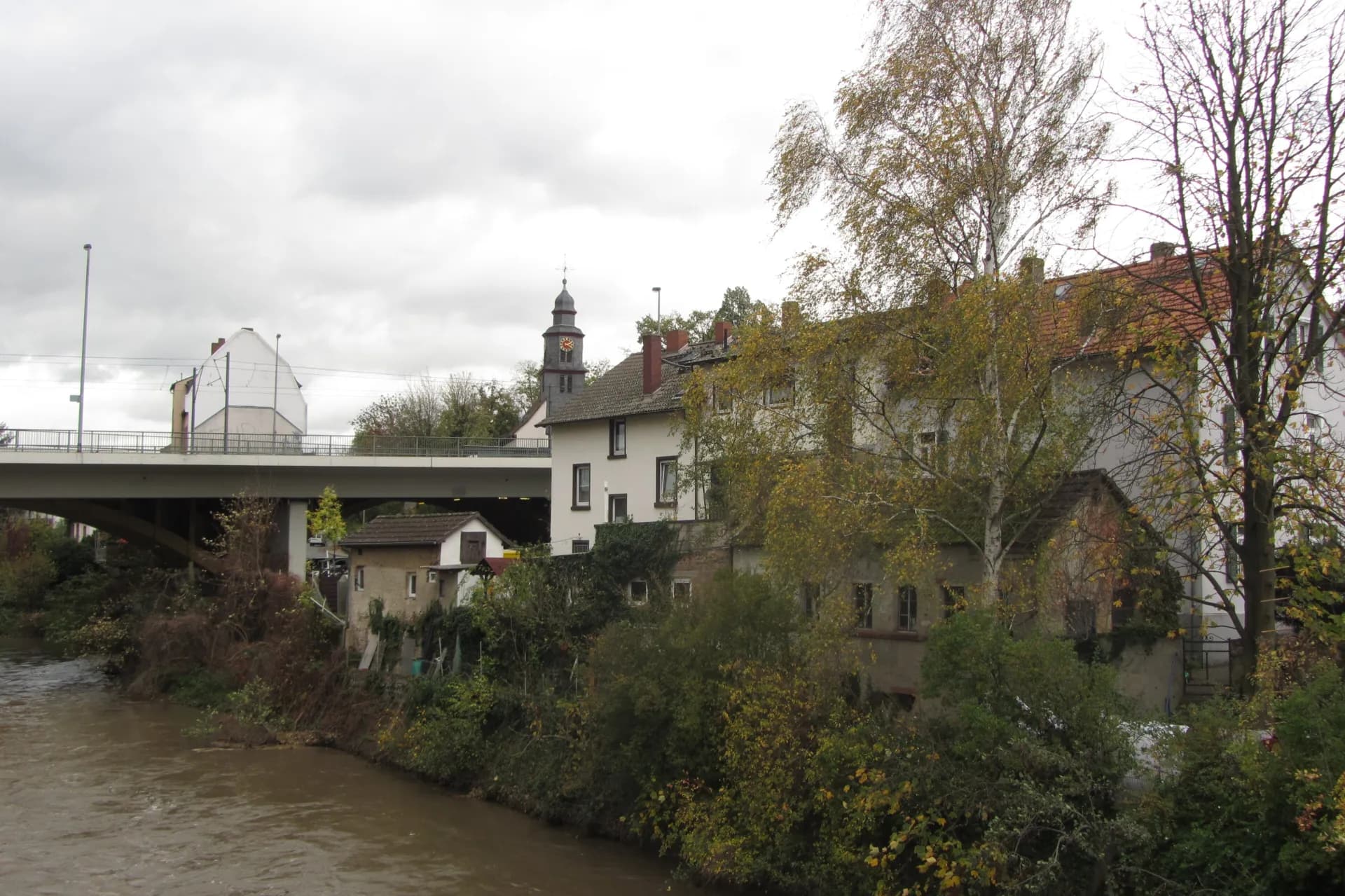 Nidda mit Häuserzeile in Frankfurt Eschersheim
