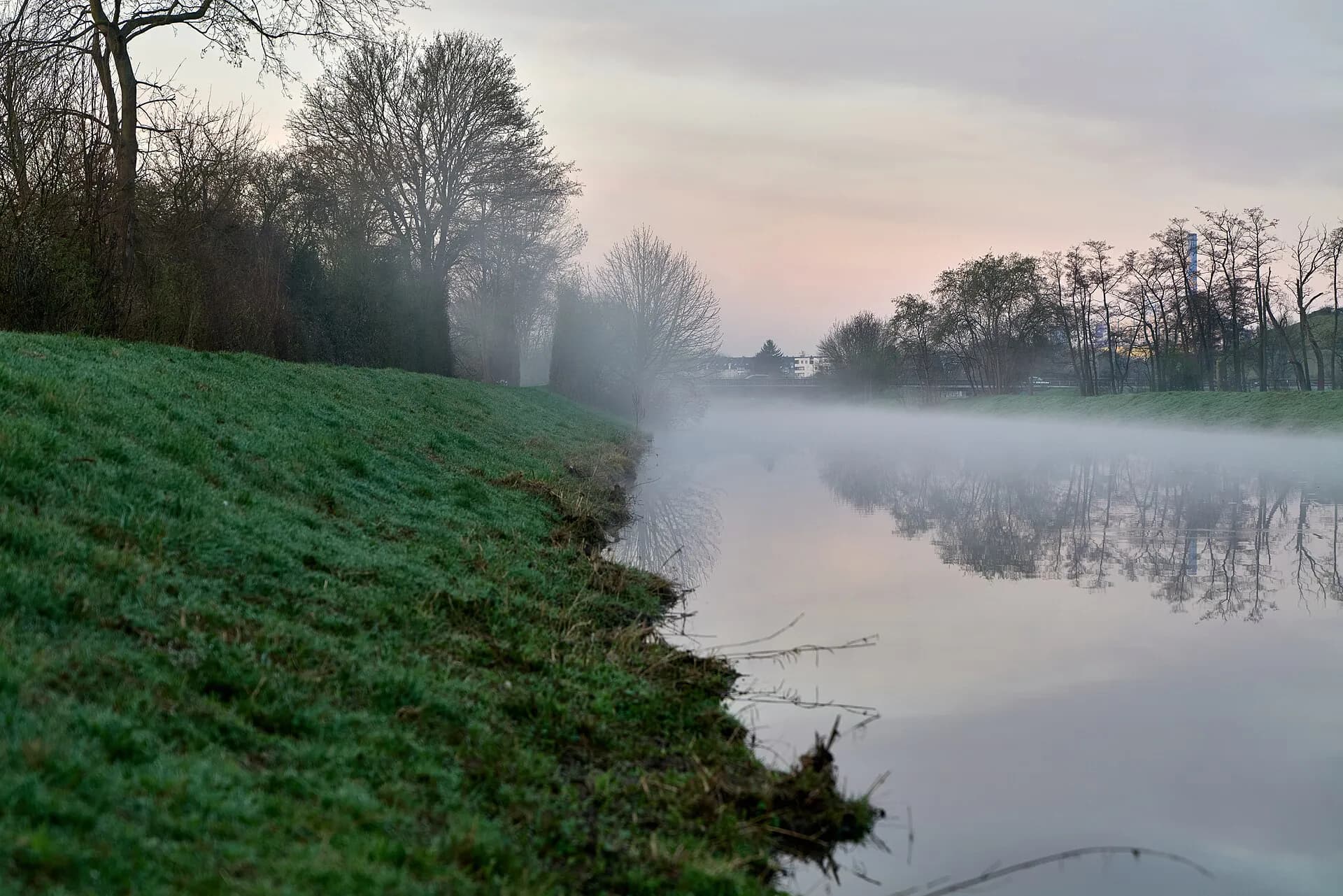 Nebel über der Nidda in Frankfurt