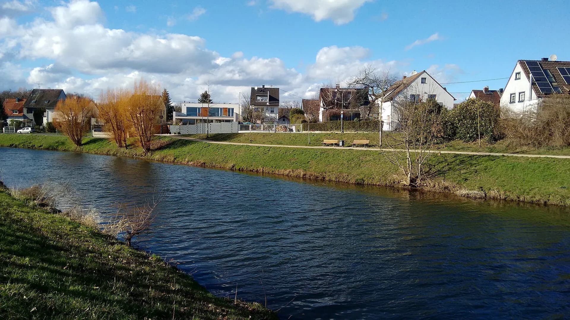 Nidda-Ufer am Ortsrand von Frankfurt Sossenheim