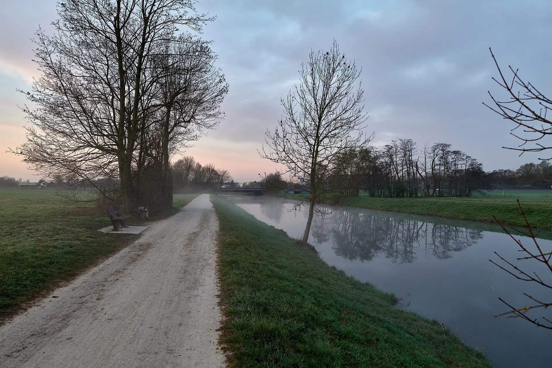 Uferweg an der Nidda im Morgennebel in Frankfurt am Main