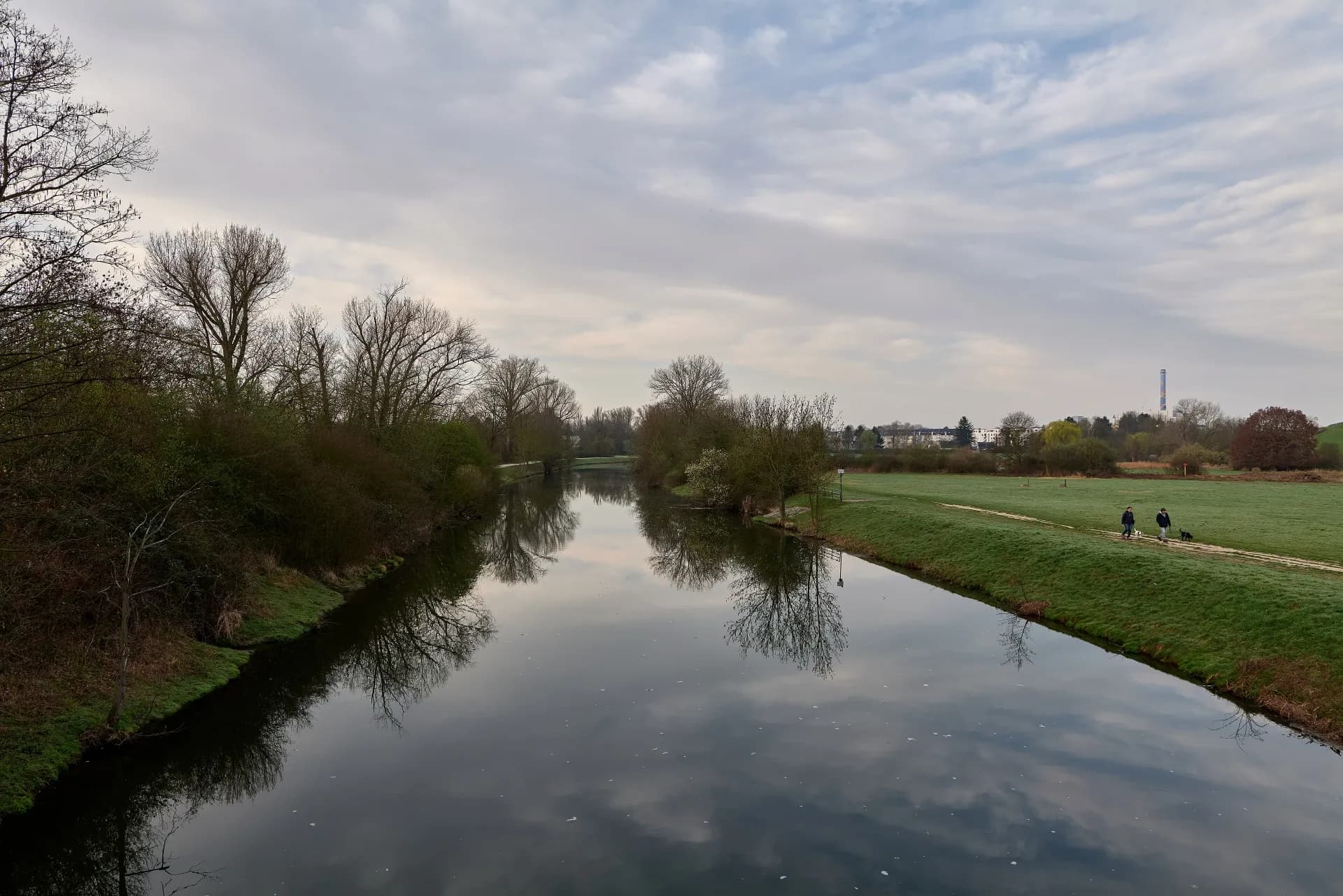 Nidda von der Autobahnbrücke der A 661 aus in Frankfurt