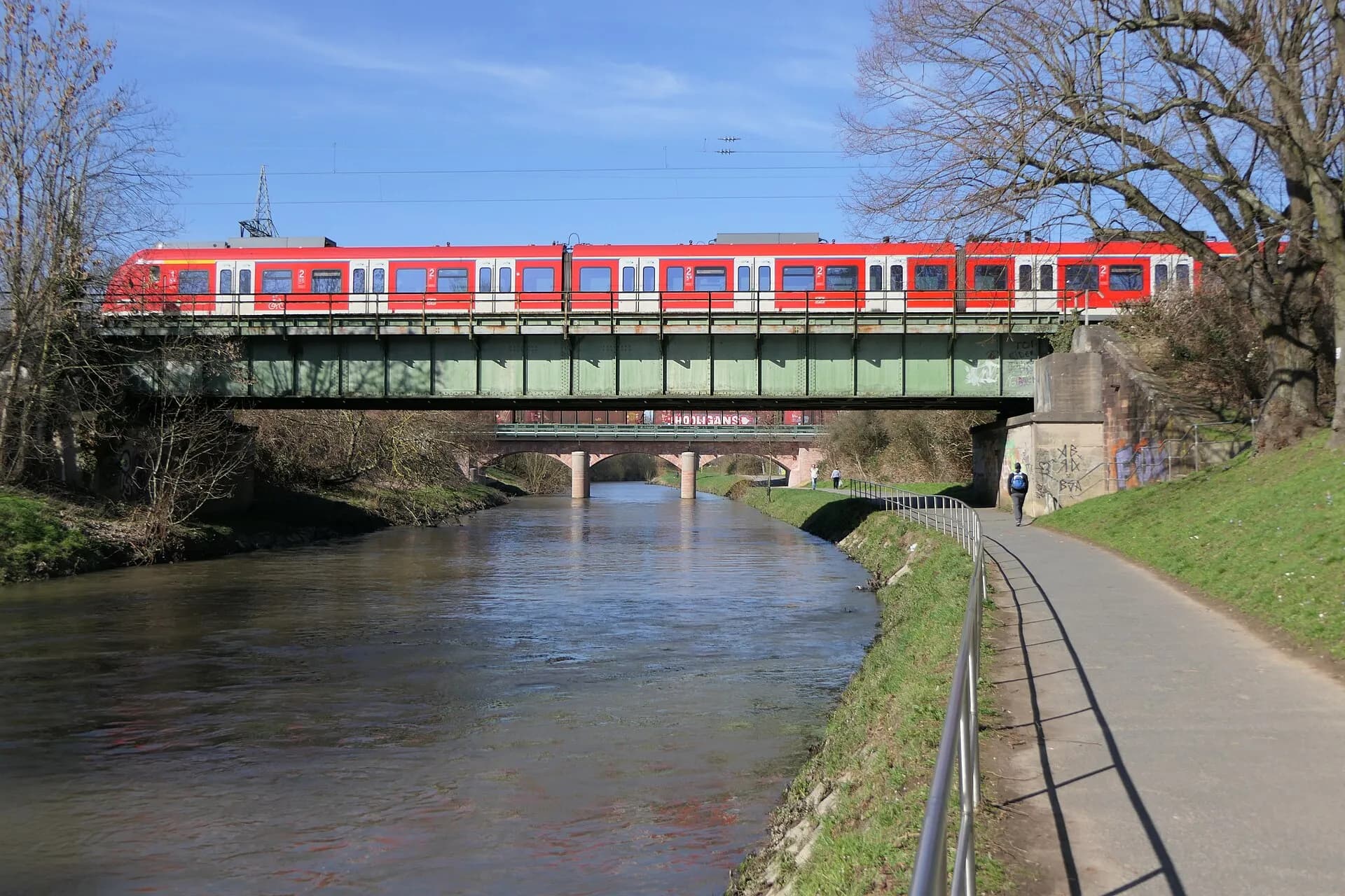 S-Bahn auf der Niddabrücke der Main-Lahn-Bahn in Frankfurt-Nied