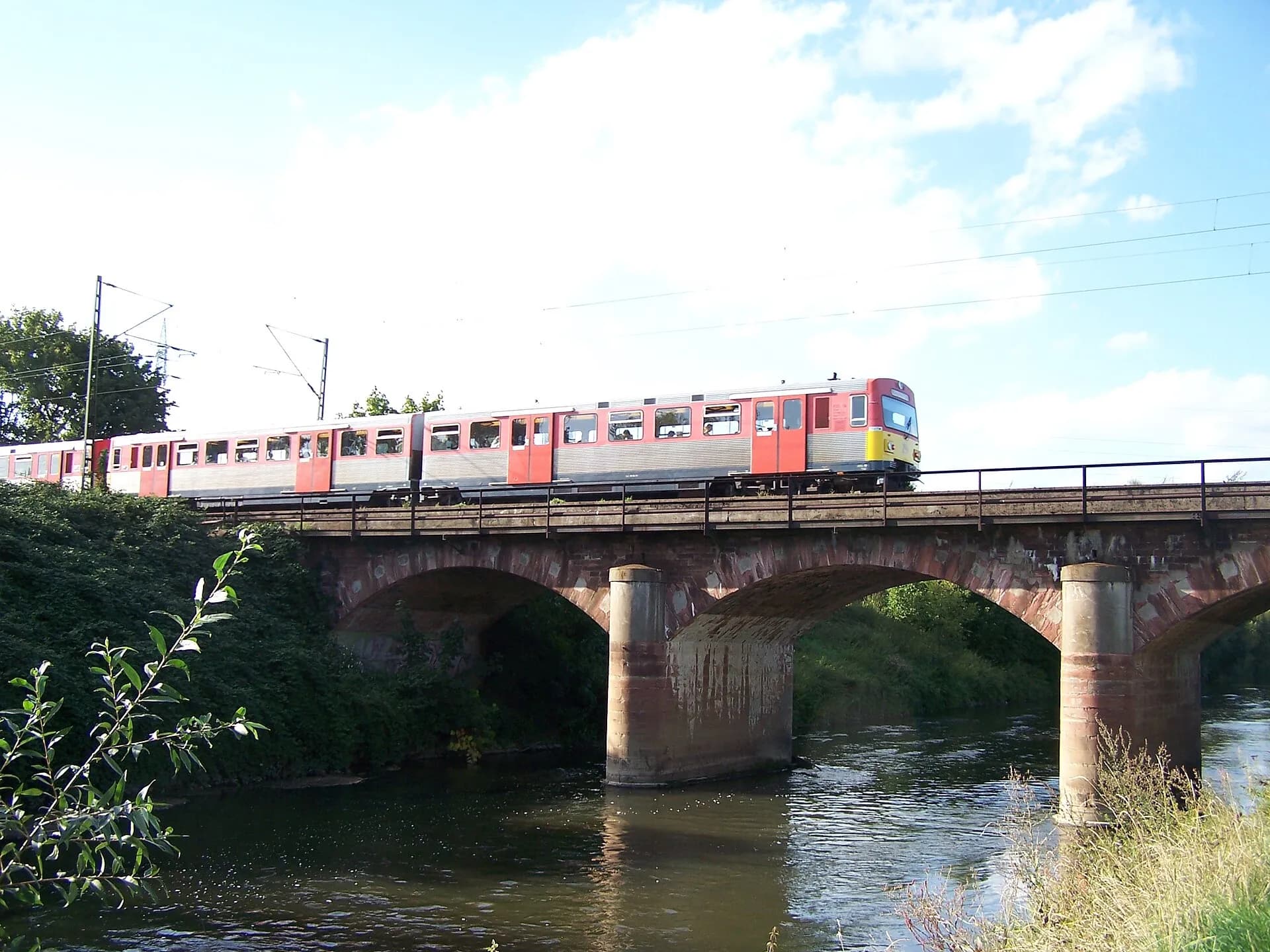 Zug auf der Niddabrücke der Taunus-Eisenbahn in Frankfurt-Nied