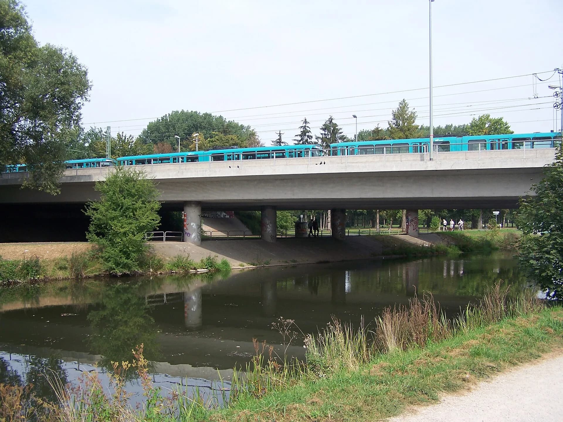 Niddabrücke der Rosa-Luxemburg-Straße in Frankfurt am Main