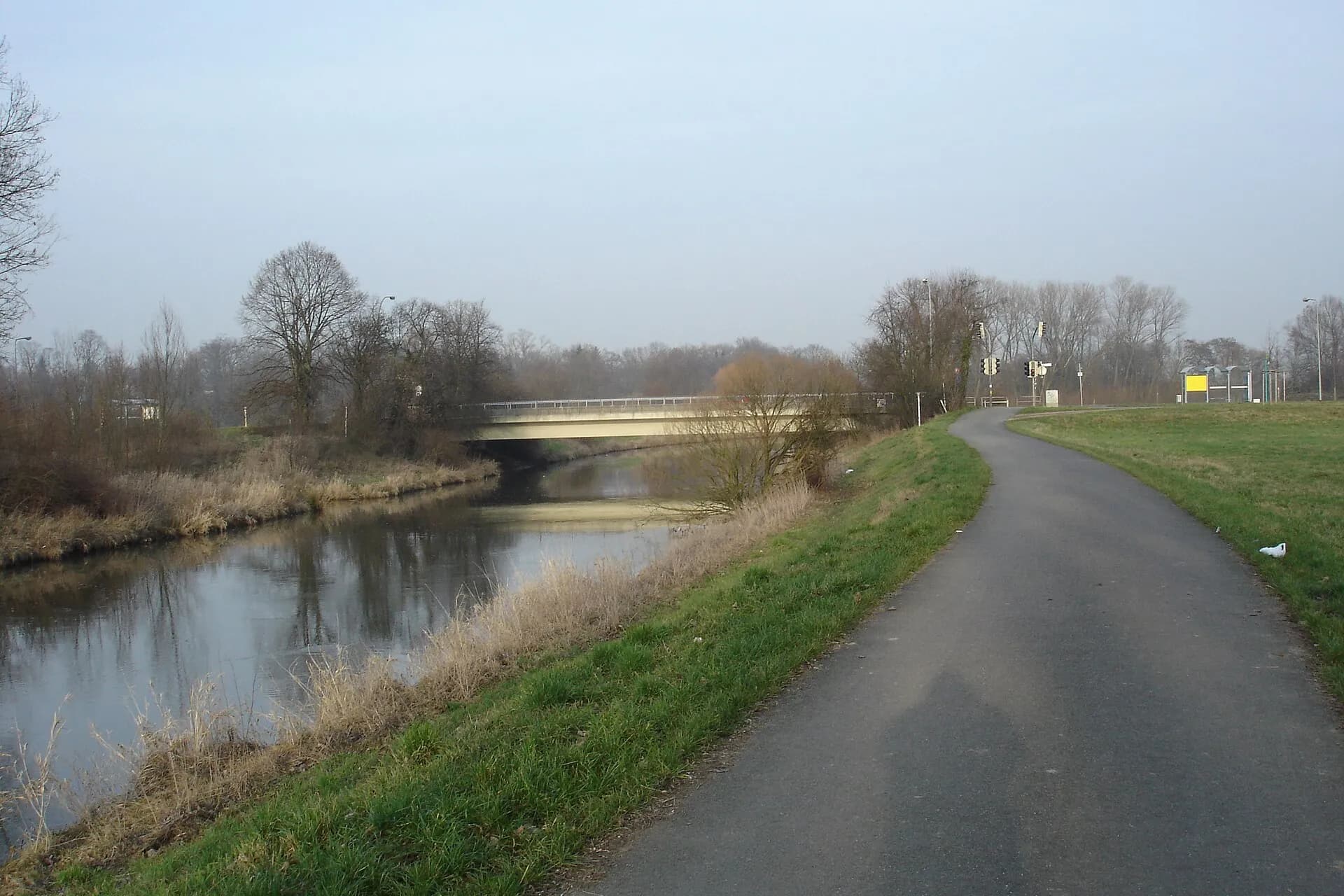Radweg am Niddaufer in Frankfurt am Main