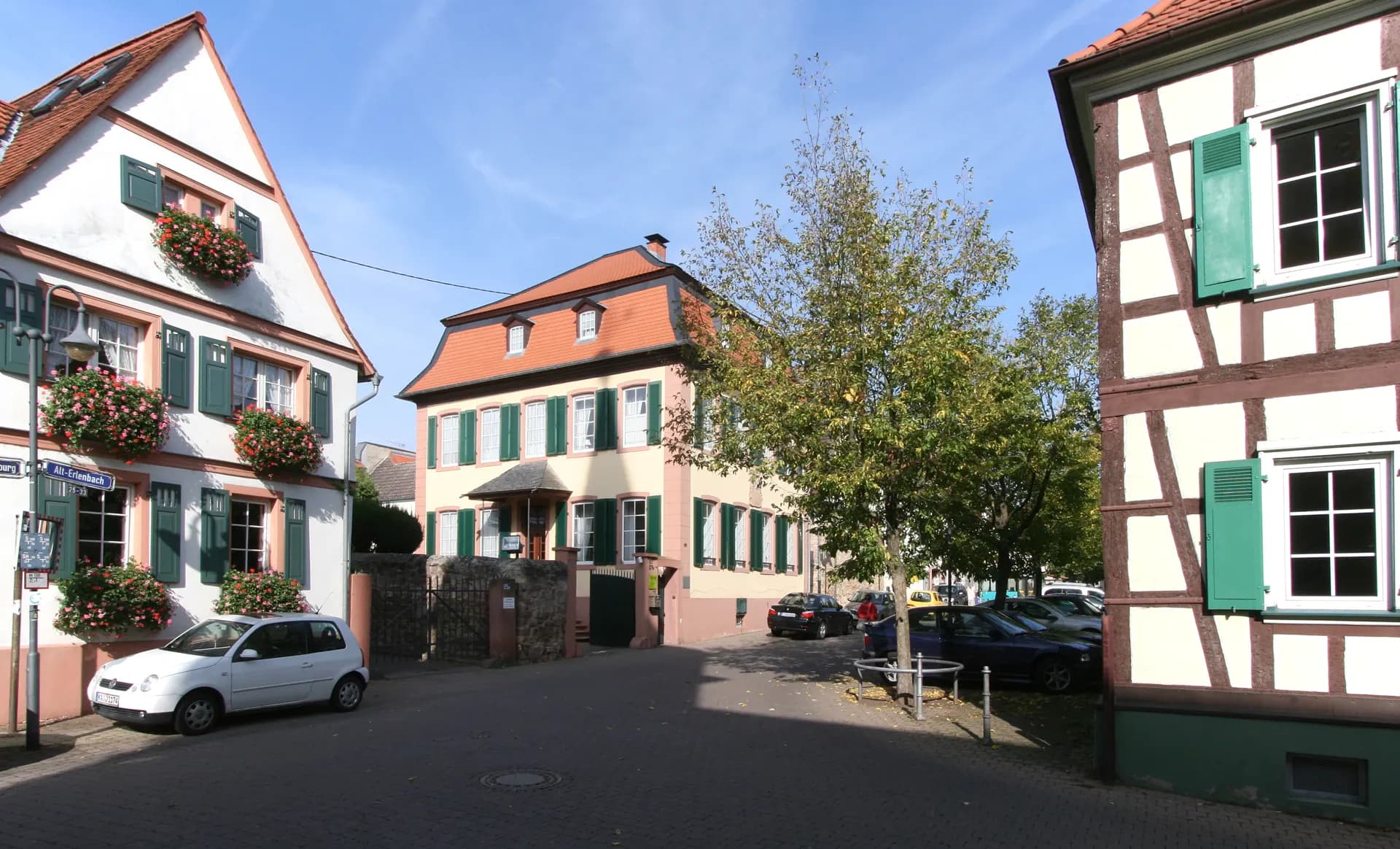 Evangelisches Pfarrhaus mit Hofmauer in Frankfurt Nieder-Erlenbach