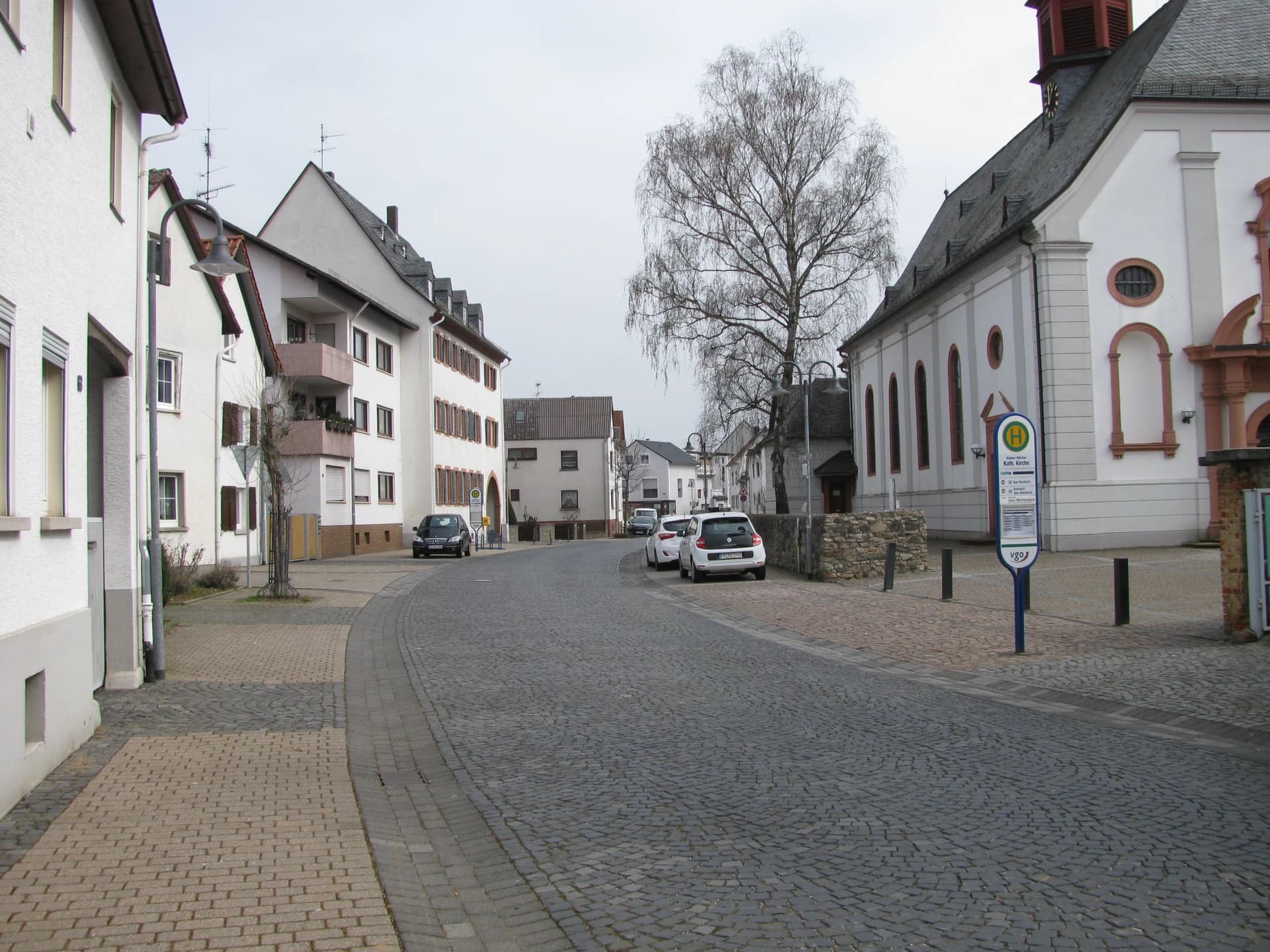 Ortsdurchfahrt an der katholischen Kirche in Nieder-Mörlen in Bad Nauheim