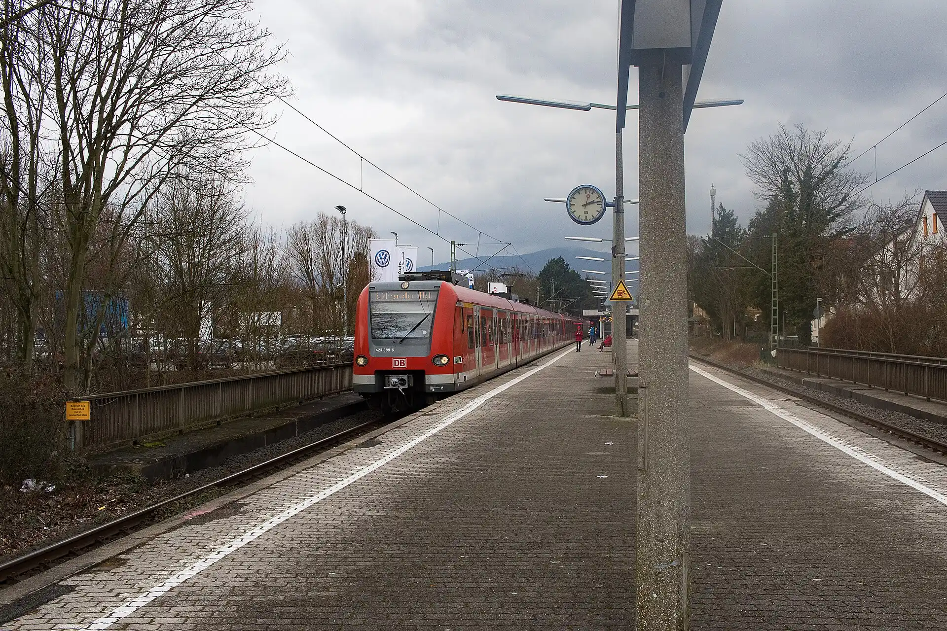 S-Bahn am Bahnsteig in Niederhöchstadt