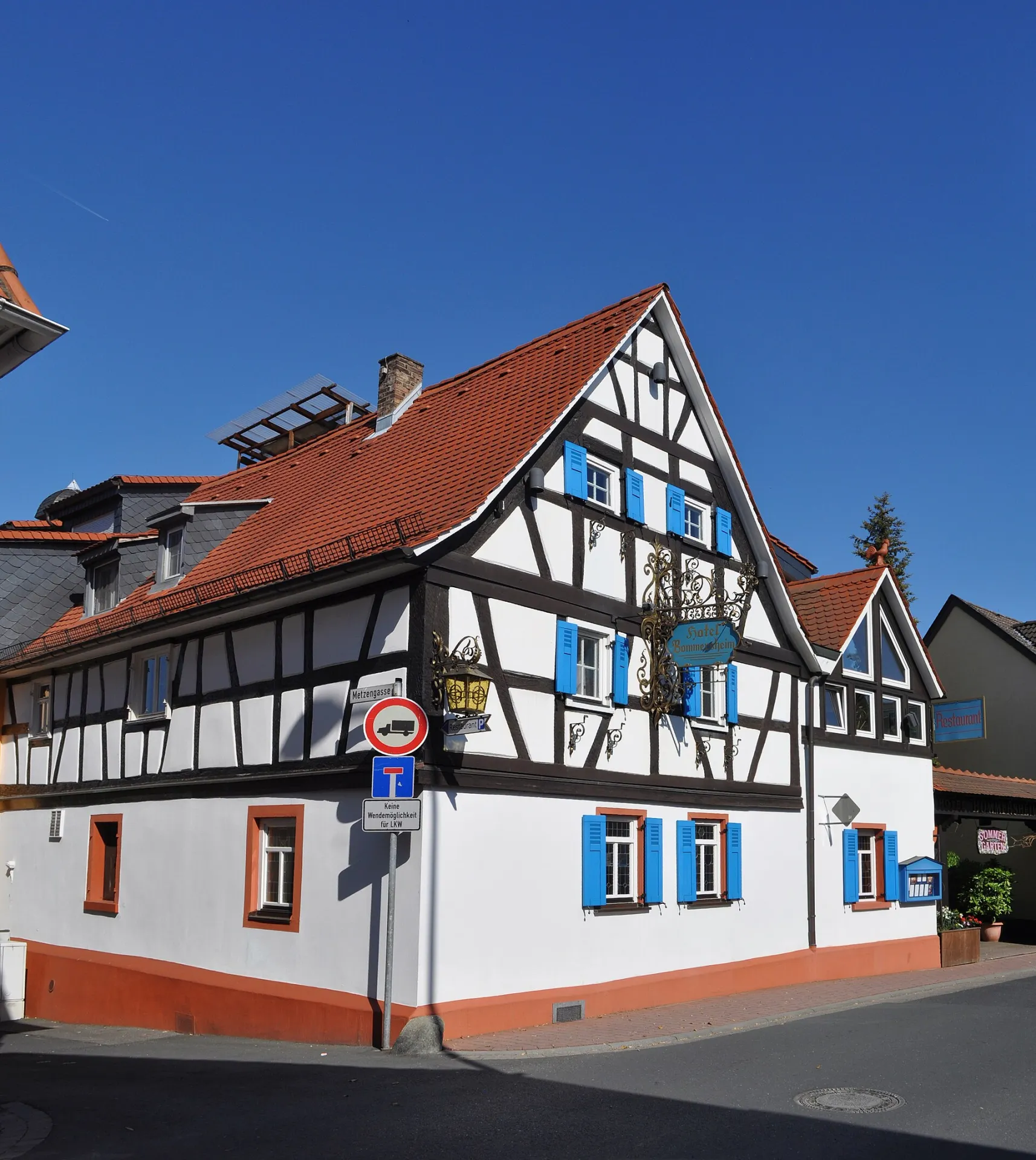 Fachwerkhaus mit blauen Fensterläden in Niederhöchstadt