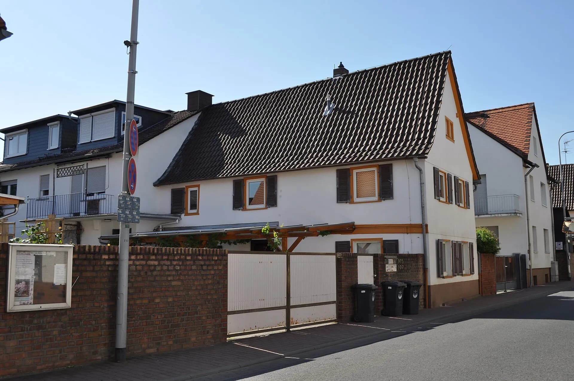 Straßenzeile an der Hauptstraße in Niederhöchstadt