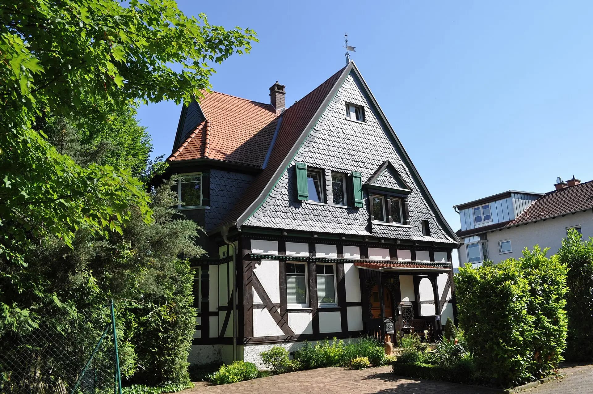 Villa mit Fachwerkgiebel an der Hauptstraße in Niederhöchstadt