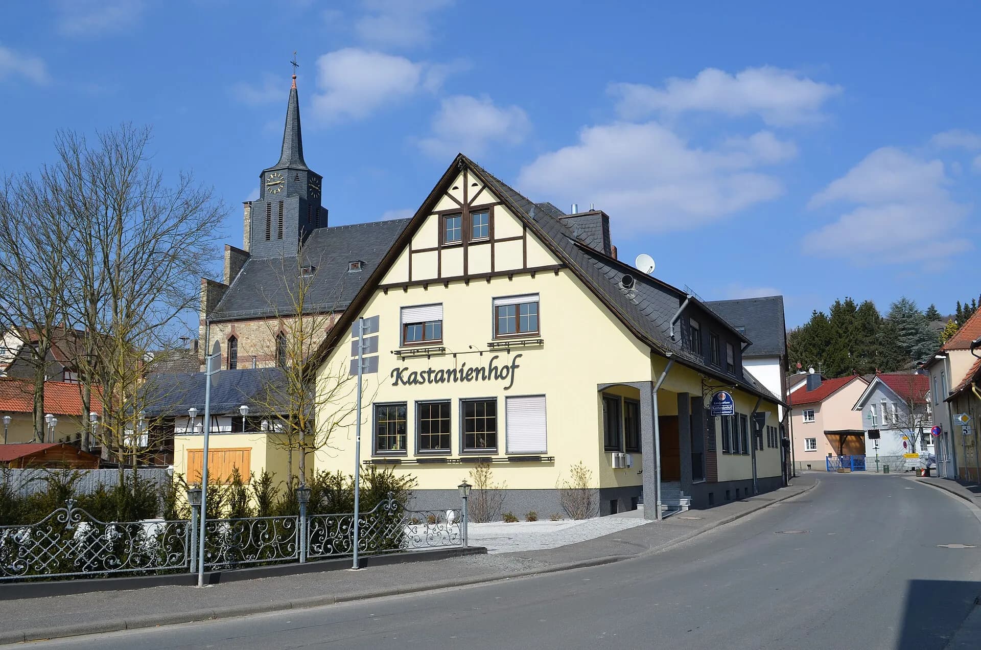 Ortsdurchfahrt mit Kirche in Eppstein-Niederjosbach