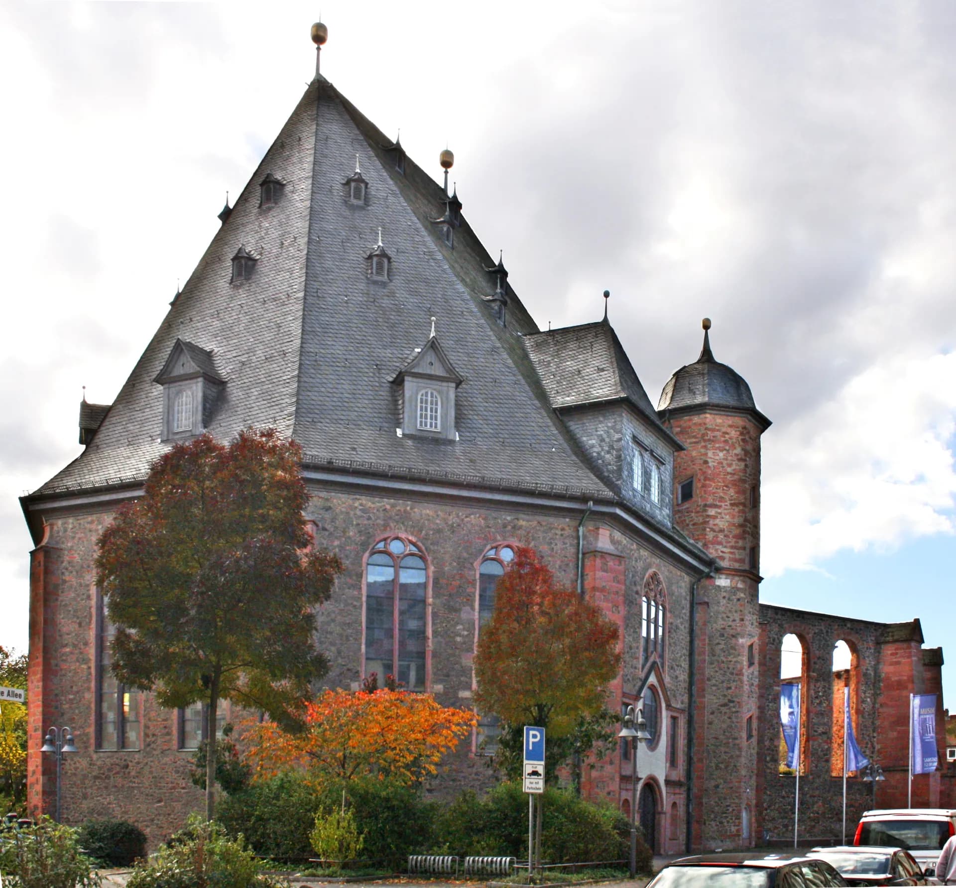 Niederländische Kirche im Herbstlaub in Hanau