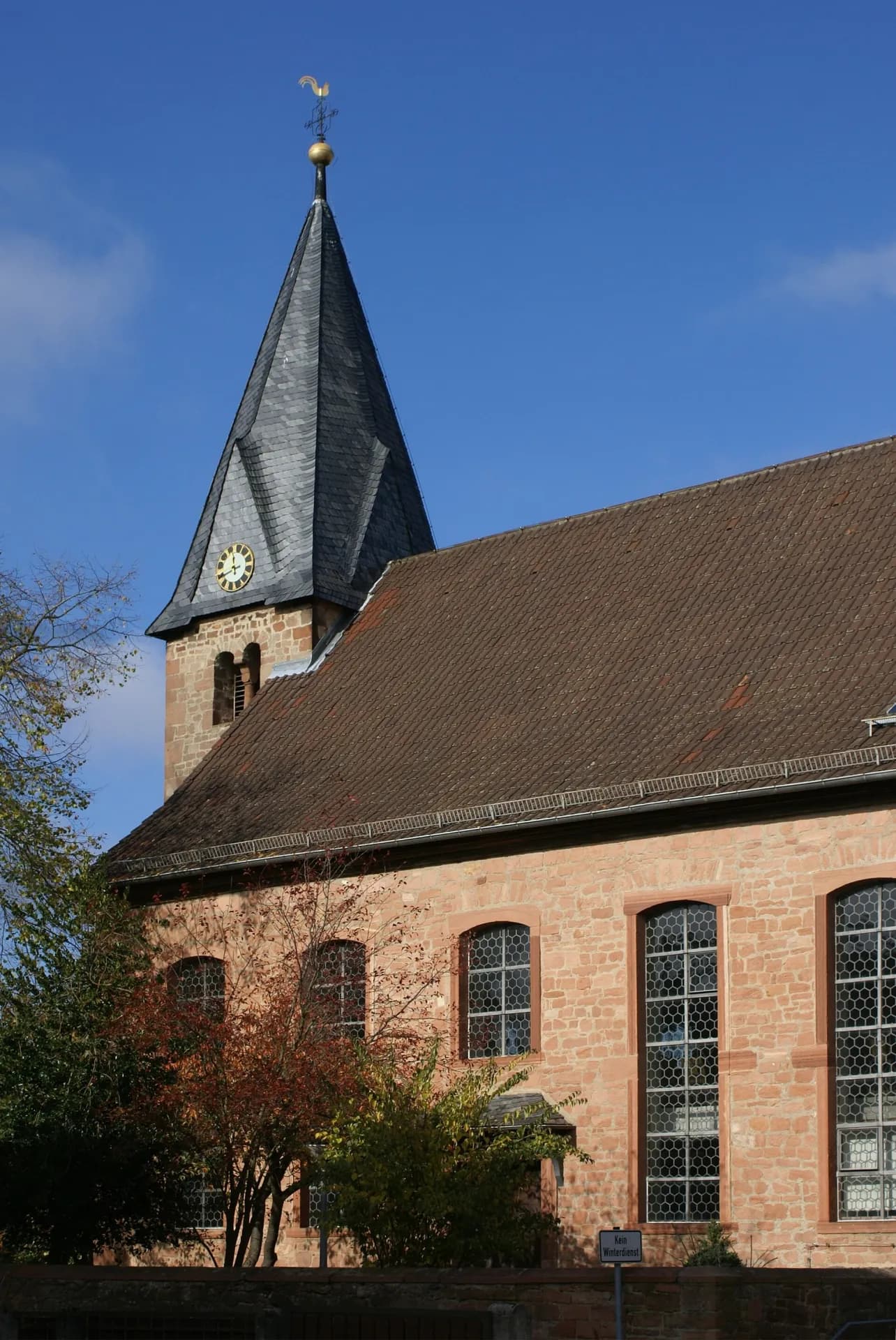 Laurentiuskirche in Hasselroth-Niedermittlau von der Chorseite
