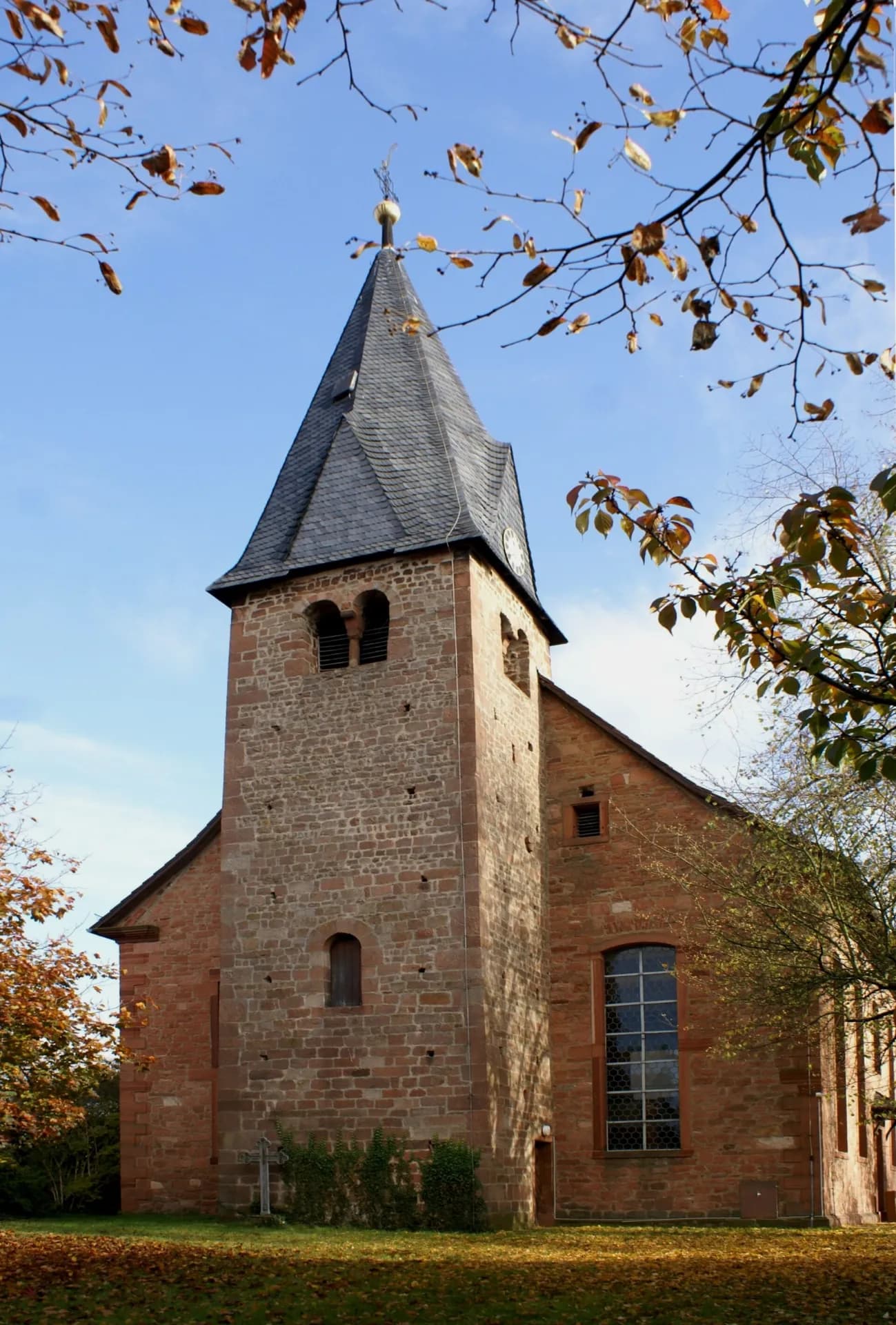 Kirchturm der Laurentiuskirche in Hasselroth-Niedermittlau im Herbst