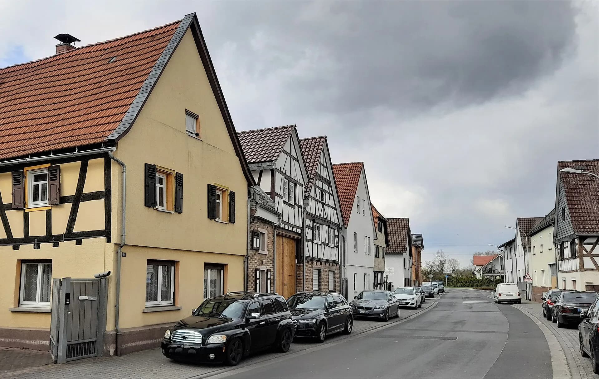 Straßenzug mit Fachwerkhäusern an der Nieuwpoorter Straße in Rodgau-Dudenhofen