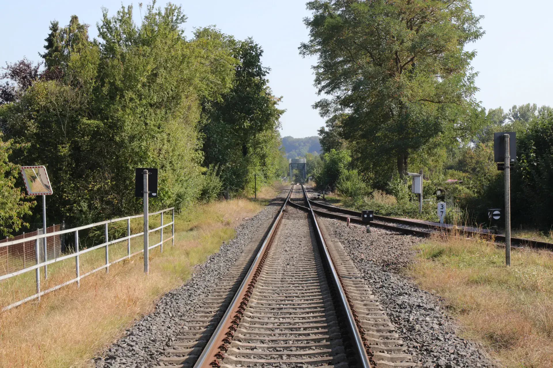 Bahnstrecke zur Eisenbahnbrücke über den Main in Aschaffenburg