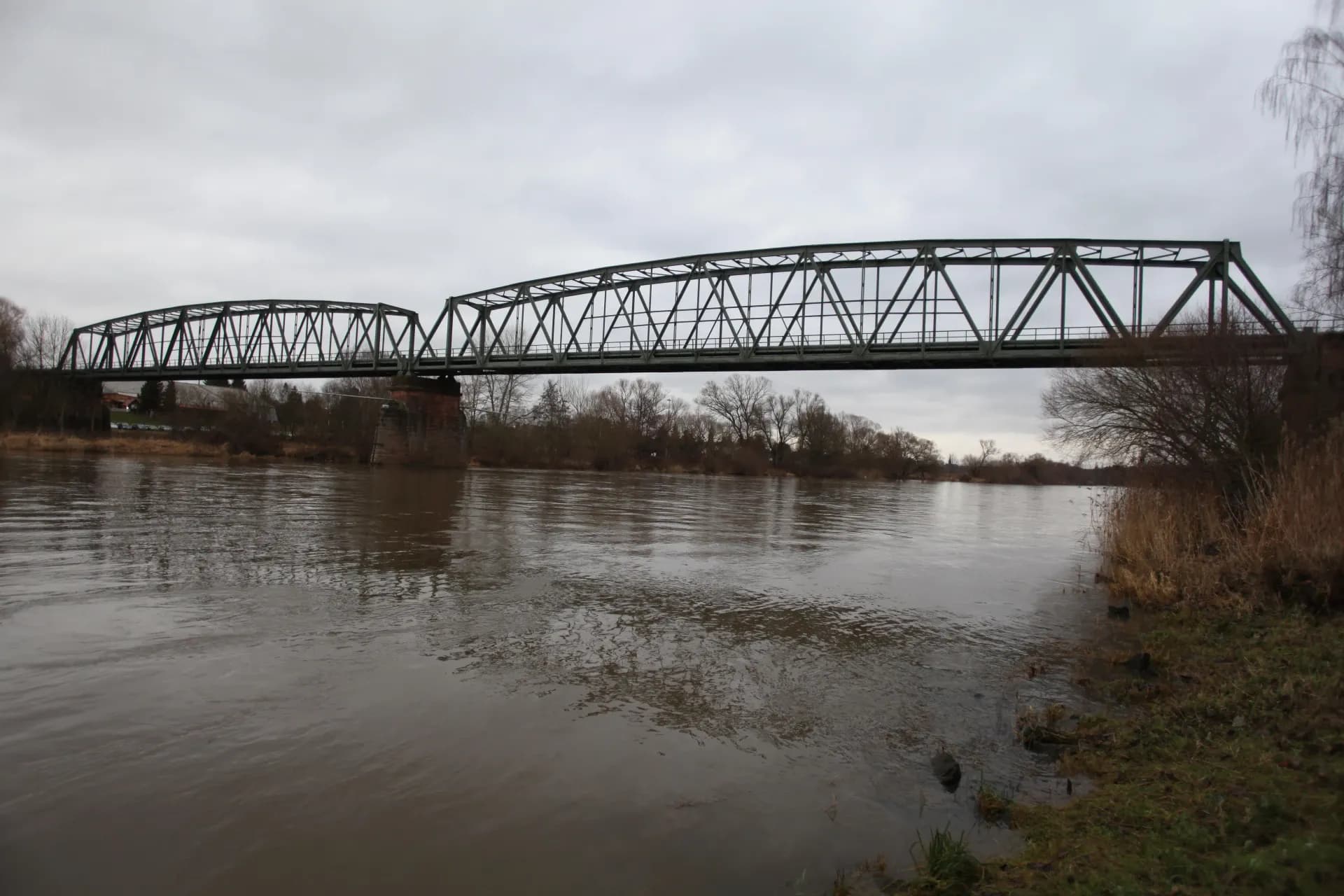 Stahlfachwerkbrücke über den Main bei Aschaffenburg