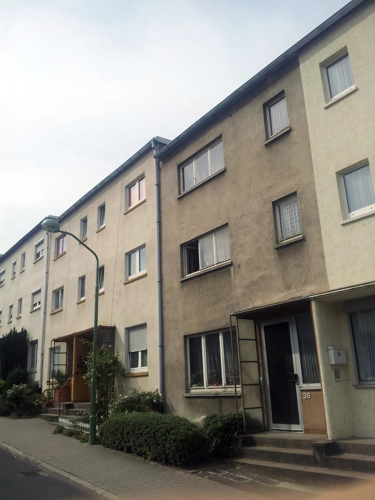 Hauseingänge der Siedlung am Nonnenpfad in Frankfurt-Oberrad