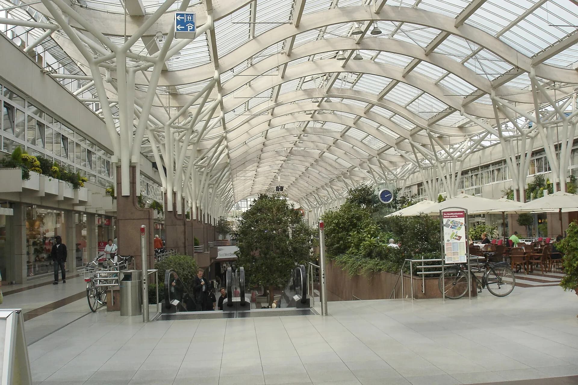 Glasüberdachte Passage im Nordwestzentrum in Frankfurt Heddernheim