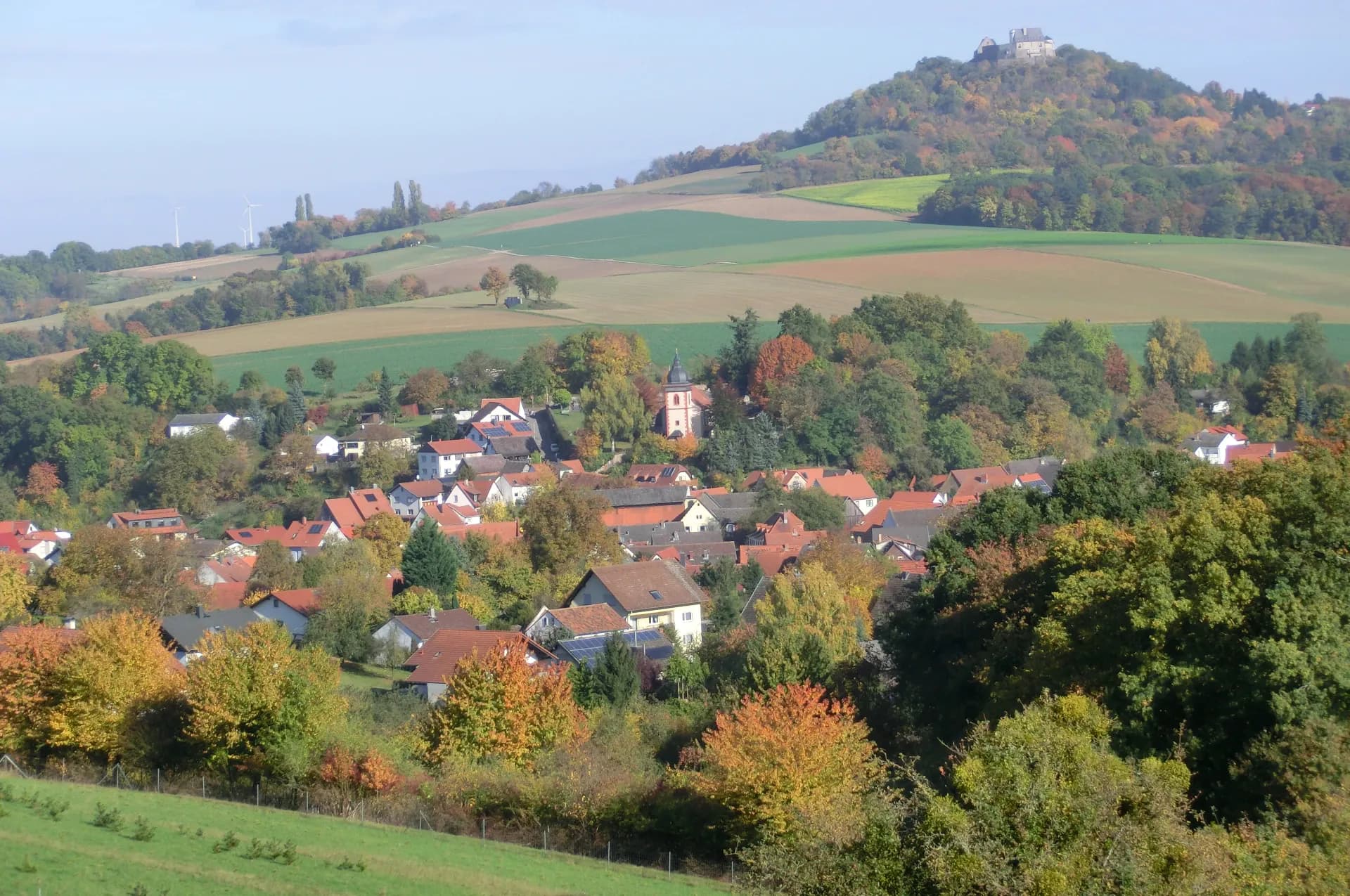 Otzberg-Ober-Klingen mit der Veste Otzberg im Hintergrund