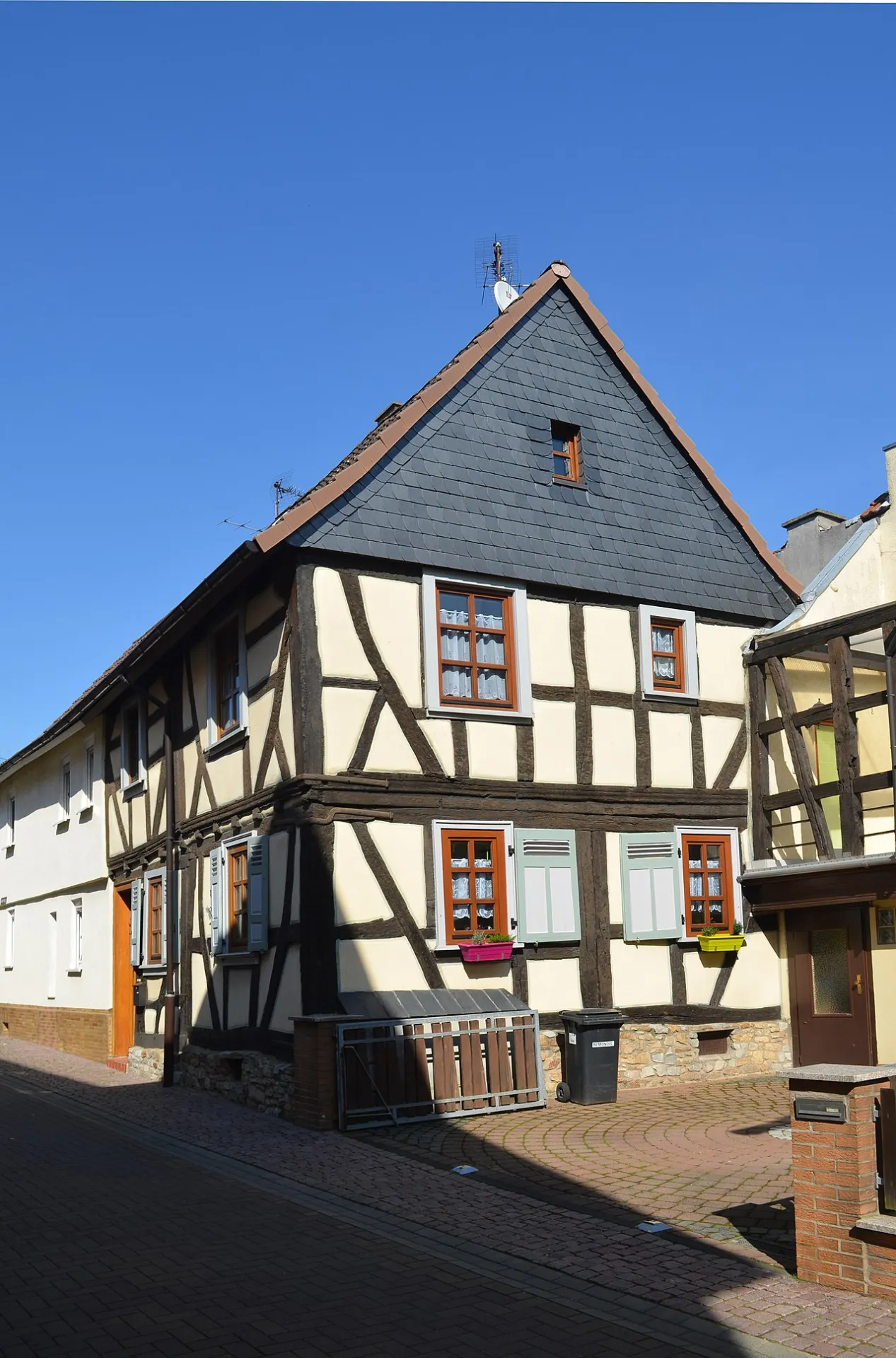 Fachwerk-Eckhaus Neuer Weg 2 in Ober-Rosbach, Rosbach vor der Höhe