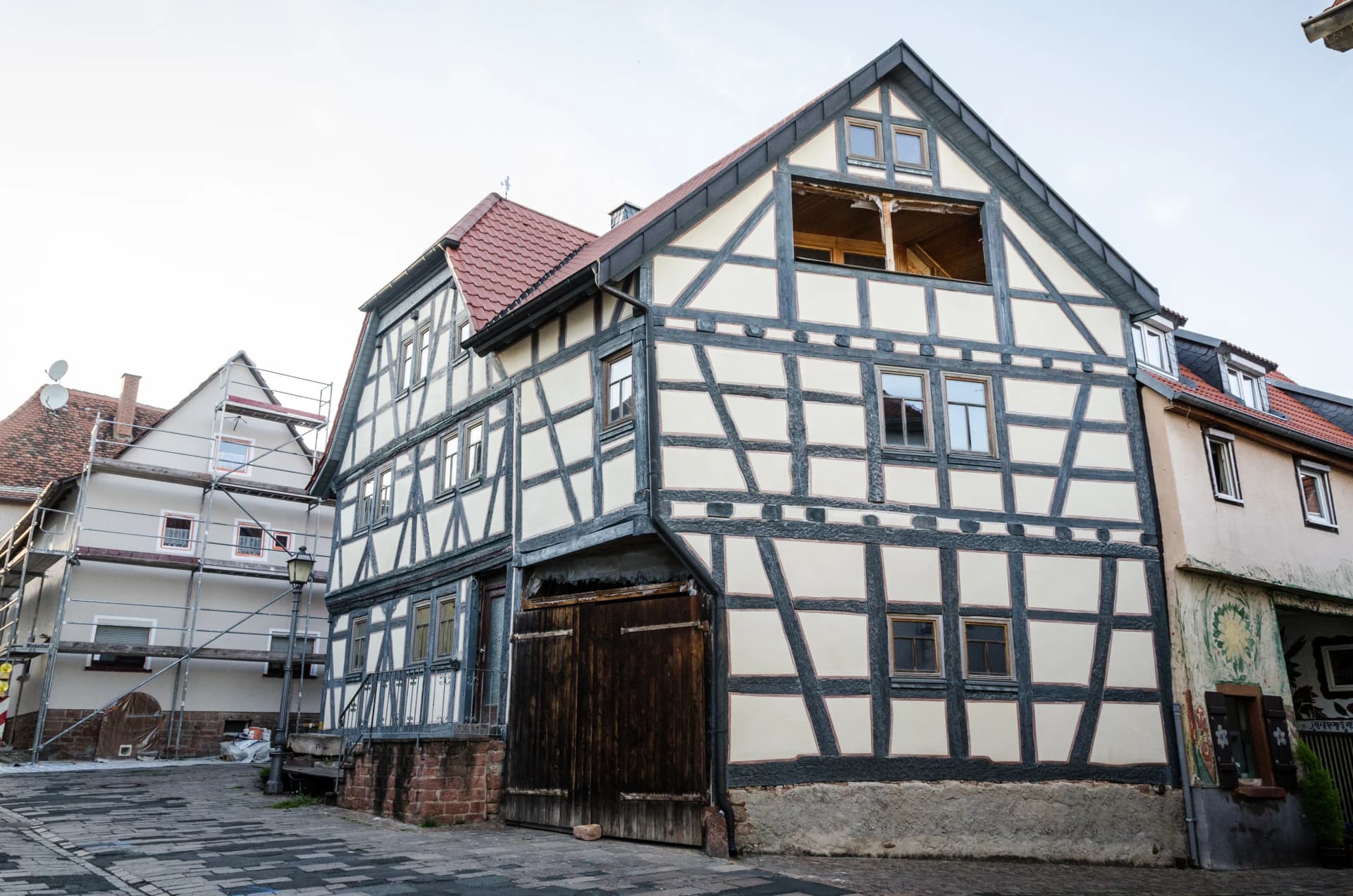 Fachwerkhaus mit Hoftor in der Oberen Gasse in Obernburg am Main