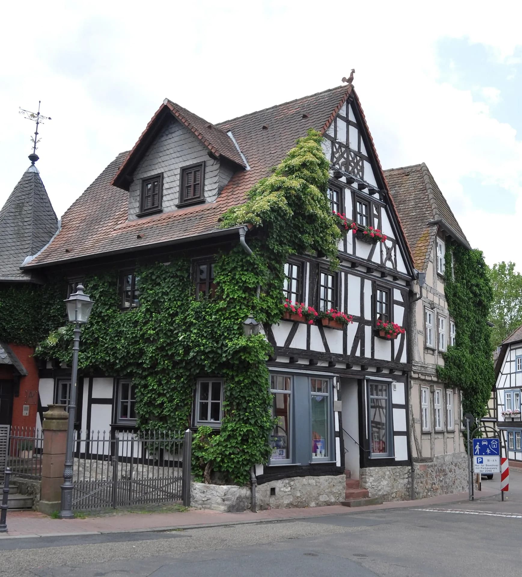 Fachwerkhaus Obergasse 4 mit Efeubewuchs in Bad Homburg