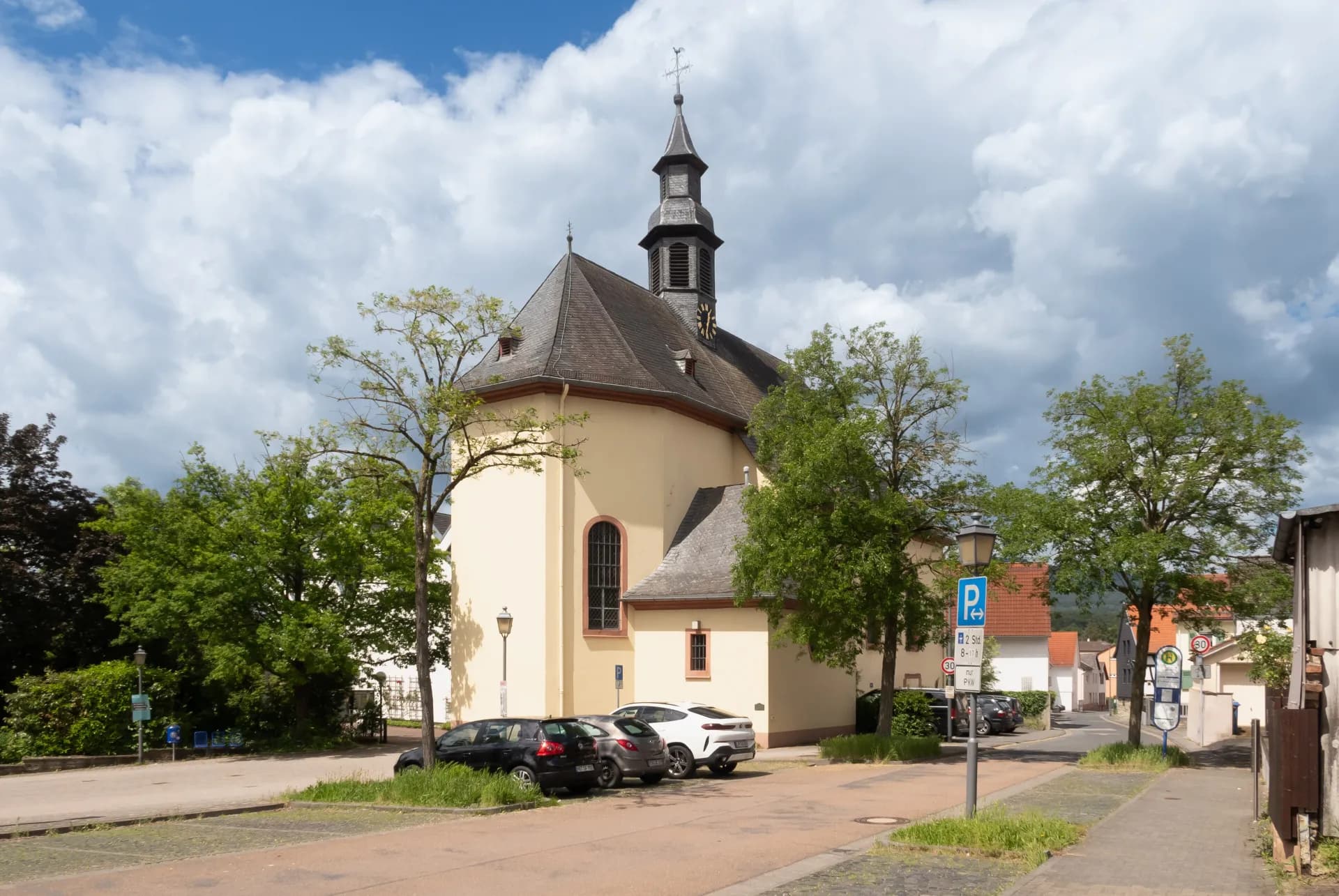 Straßenansicht der Kirche St. Vitus in Kronberg-Oberhöchstadt