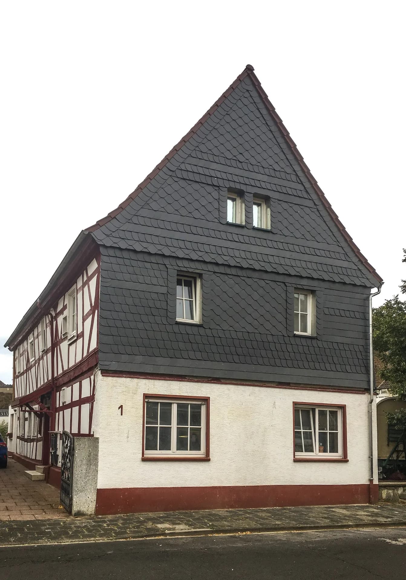 Schiefergedeckter Giebel an der Obermainstraße in Mühlheim am Main