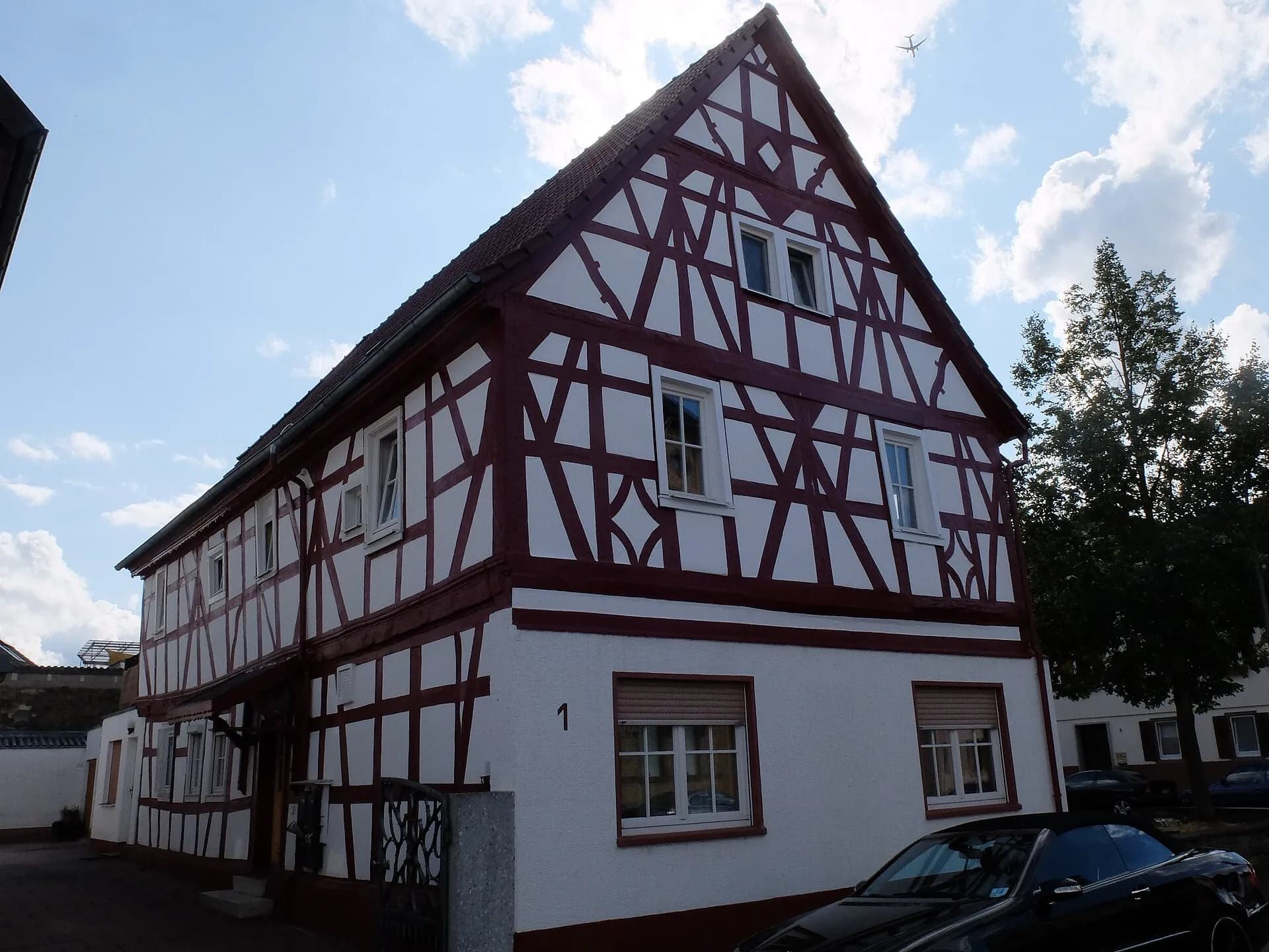 Fachwerkhaus an der Obermainstraße vor blauem Himmel in Mühlheim am Main