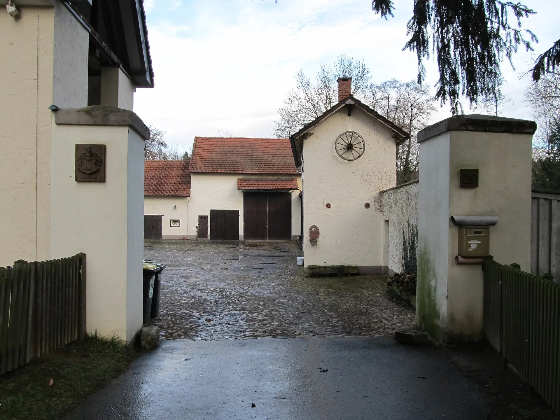 Einfahrt zur Obermühle in Frankfurt Nieder-Erlenbach