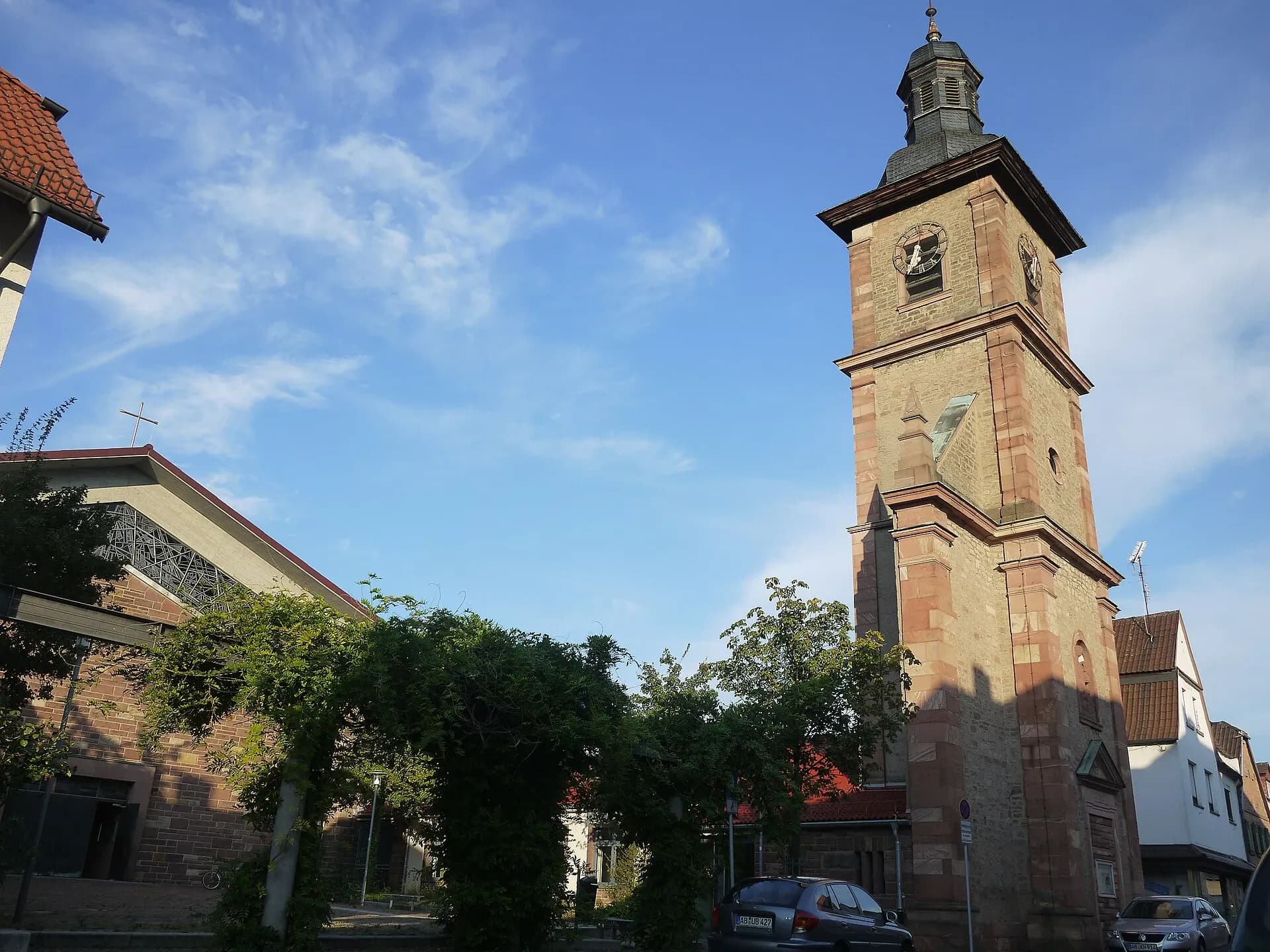 Kirchturm an der Hauptstraße in Aschaffenburg-Obernau