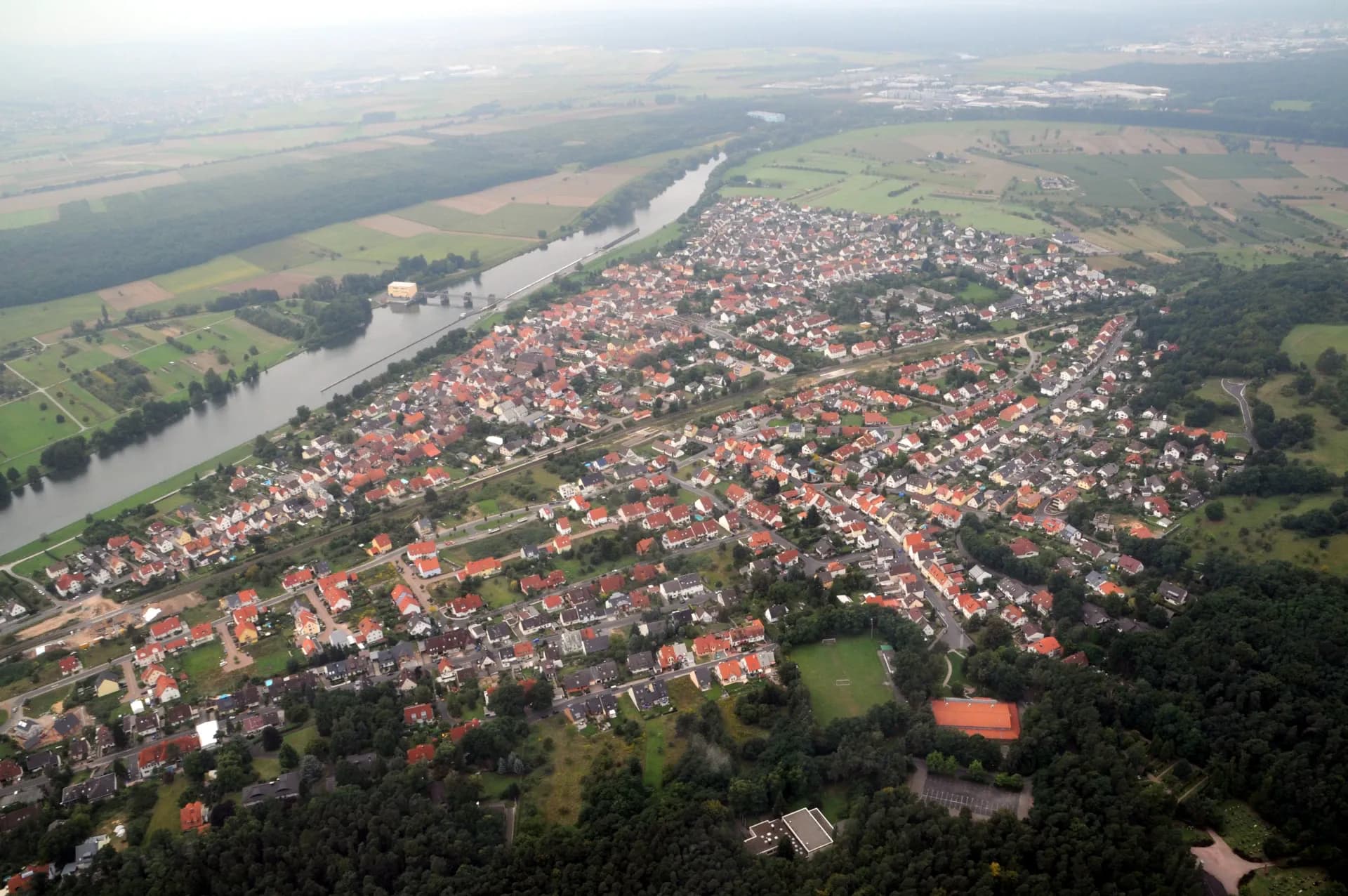 Luftaufnahme von Aschaffenburg-Obernau am Main