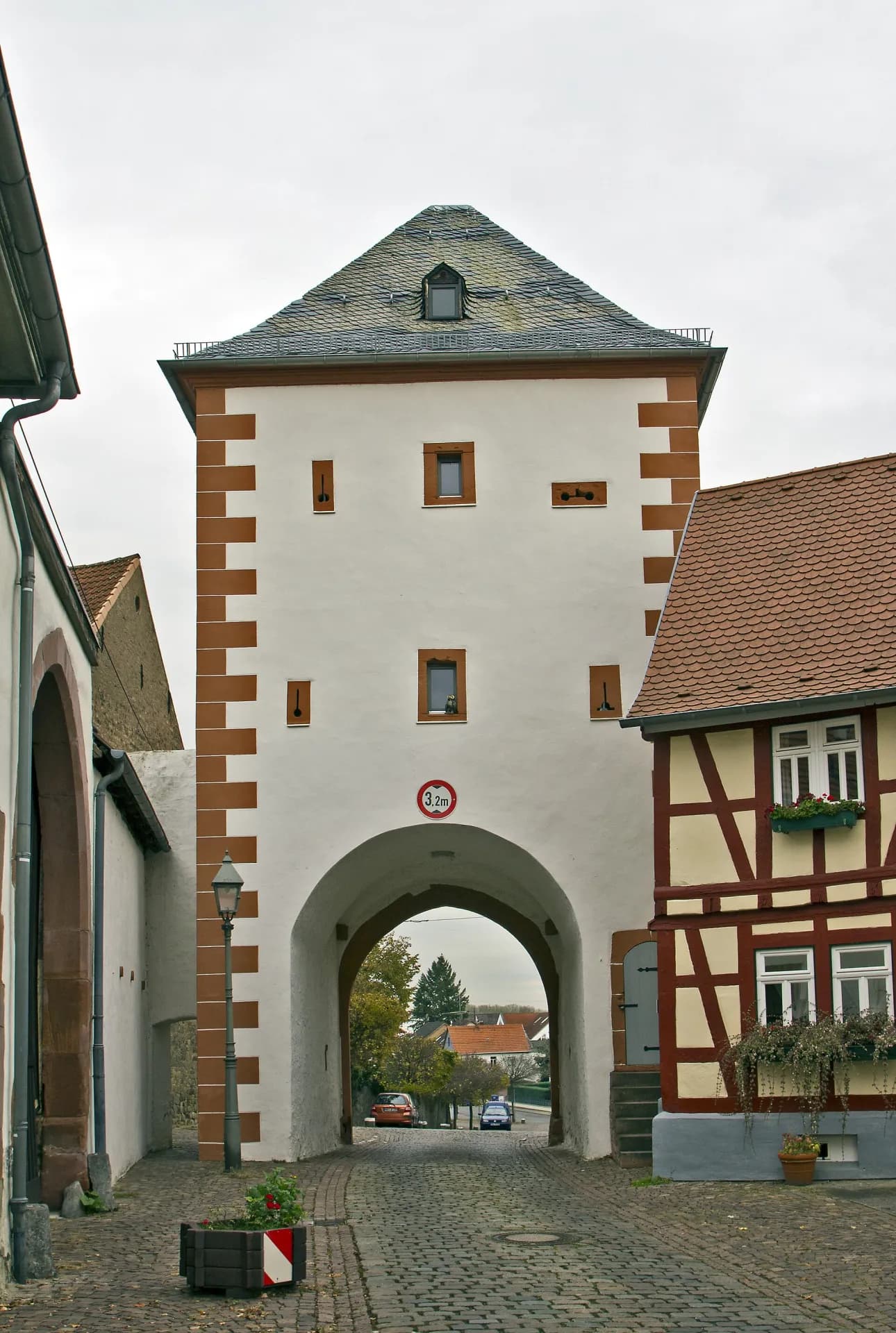Obertor mit Durchfahrt in Maintal-Hochstadt