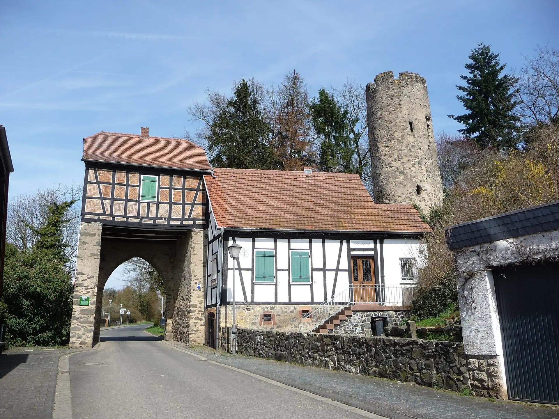 Obertor mit Wehrturm über der Durchfahrtsstraße in Hanau-Mittelbuchen
