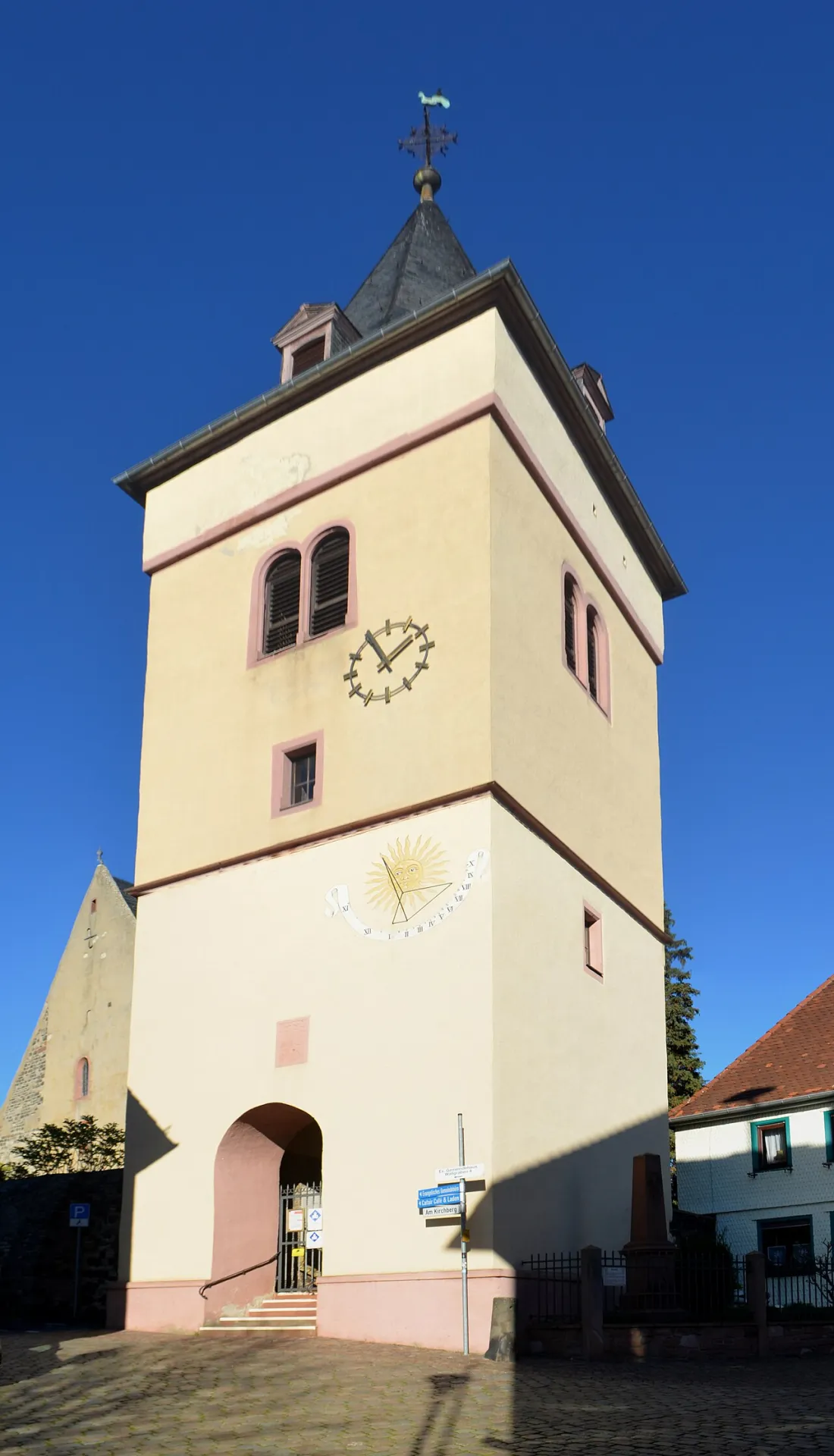 Torturm des Obertors mit Sonnenuhr in Maintal-Hochstadt