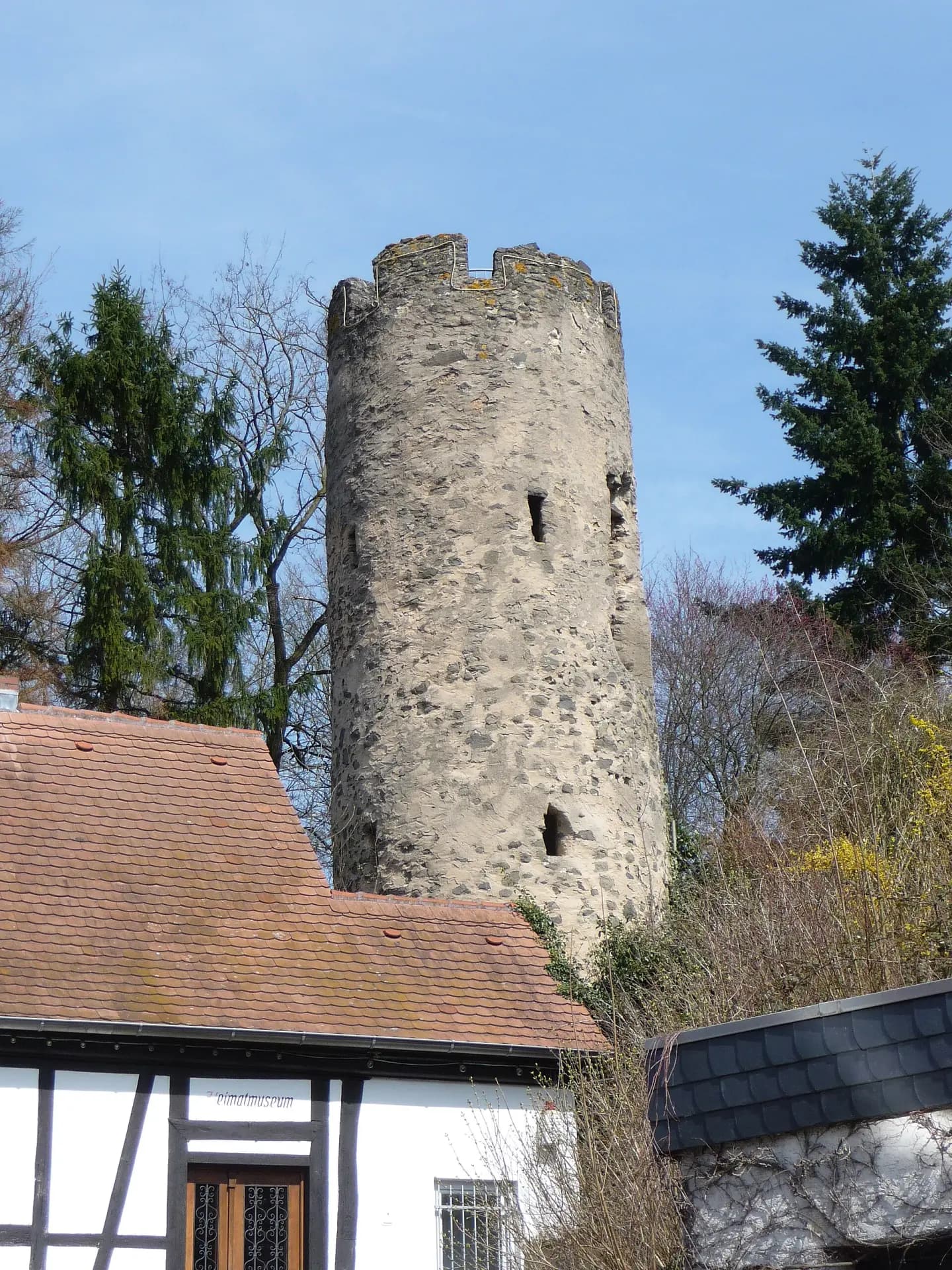 Wehrturm am Obertor über den Dächern in Hanau-Mittelbuchen