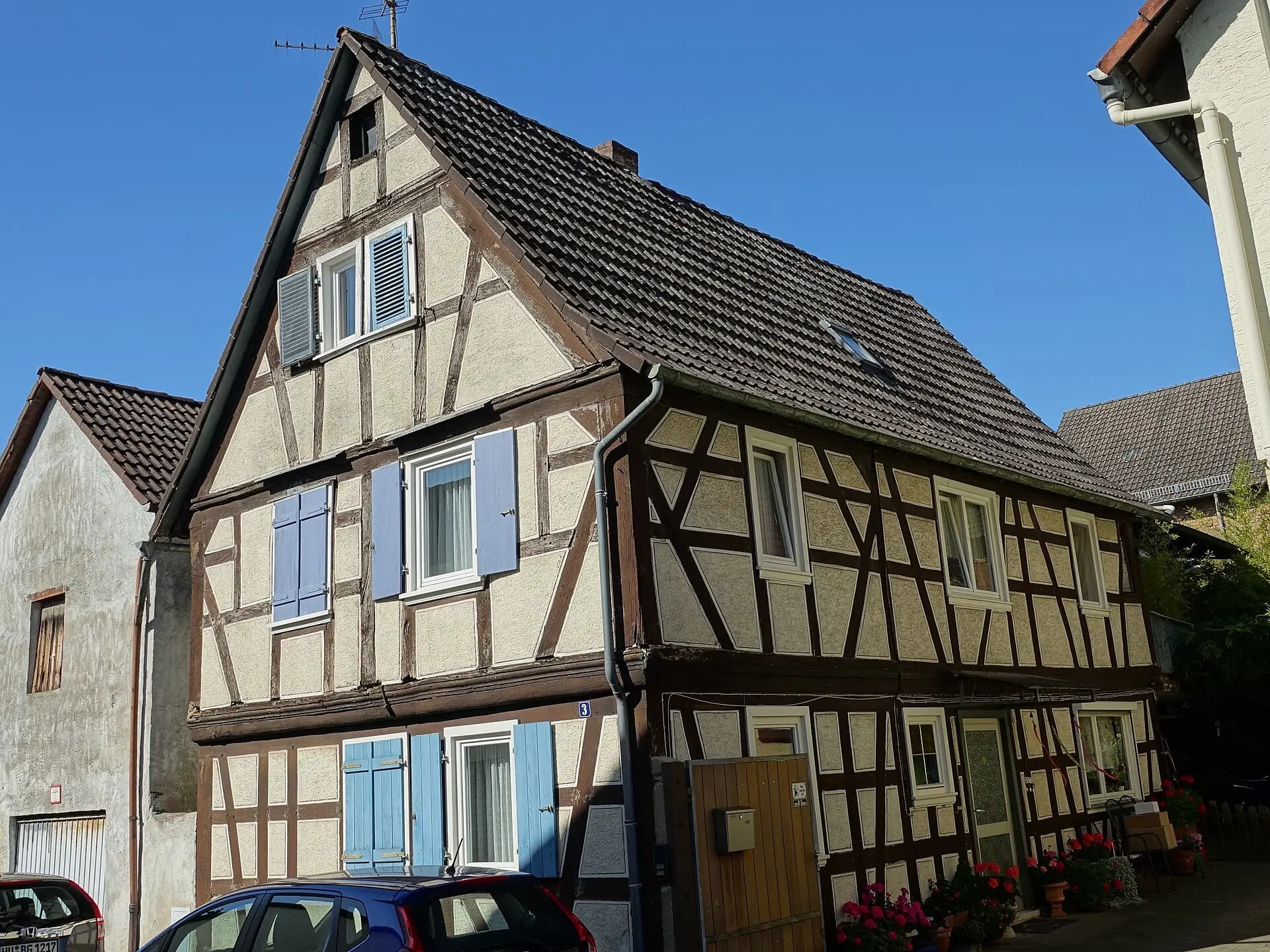 Fachwerkhaus mit blauen Läden an der Obertorstraße in Hanau-Mittelbuchen