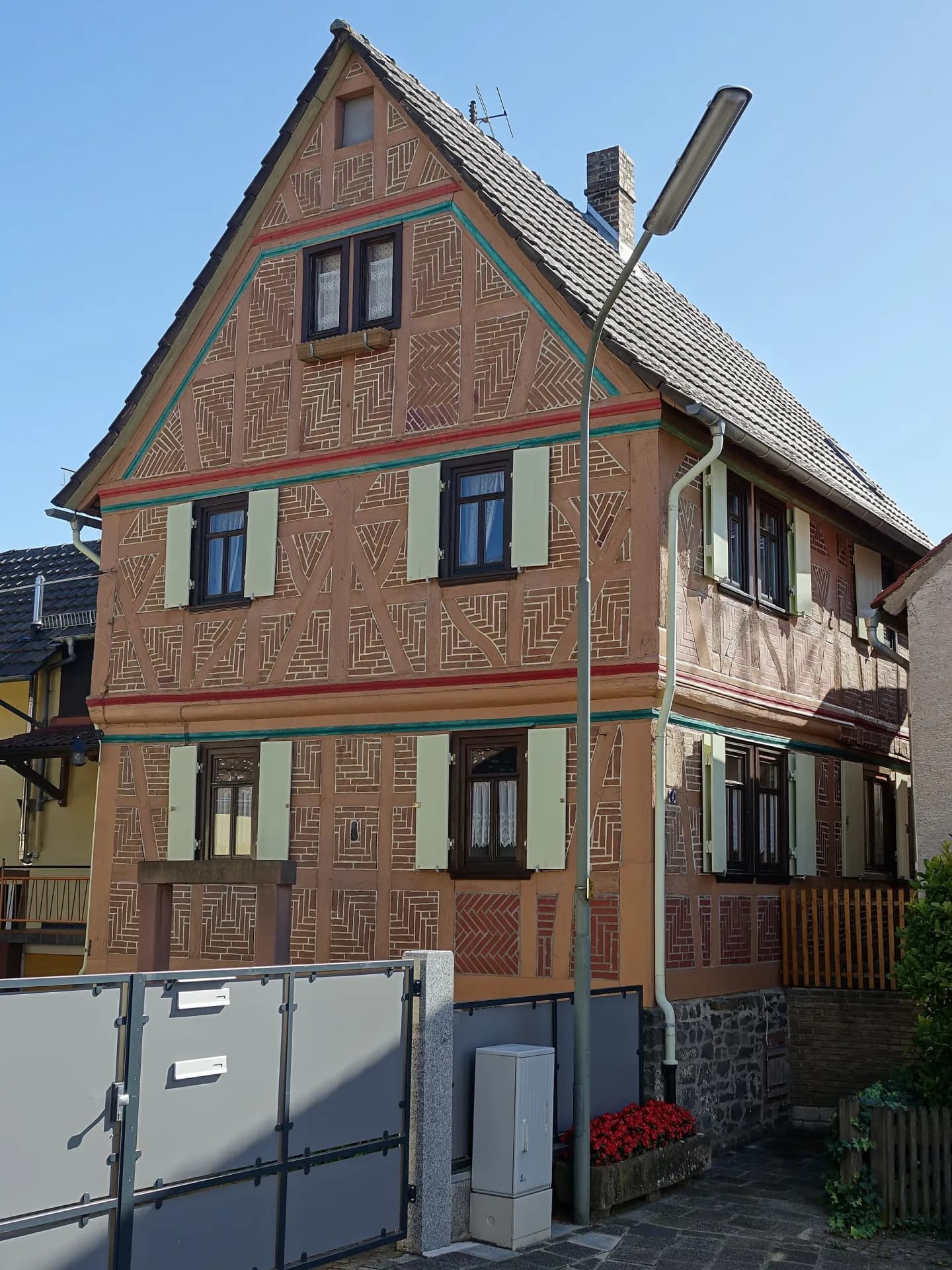 Bemaltes Fachwerkhaus mit grünen Läden an der Obertorstraße in Hanau-Mittelbuchen